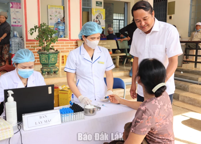 Phó Chủ tịch UBND tỉnh Y Nhuân Byă kiểm tra công tác khám sức khỏe toàn dân tại xã Ea Phê