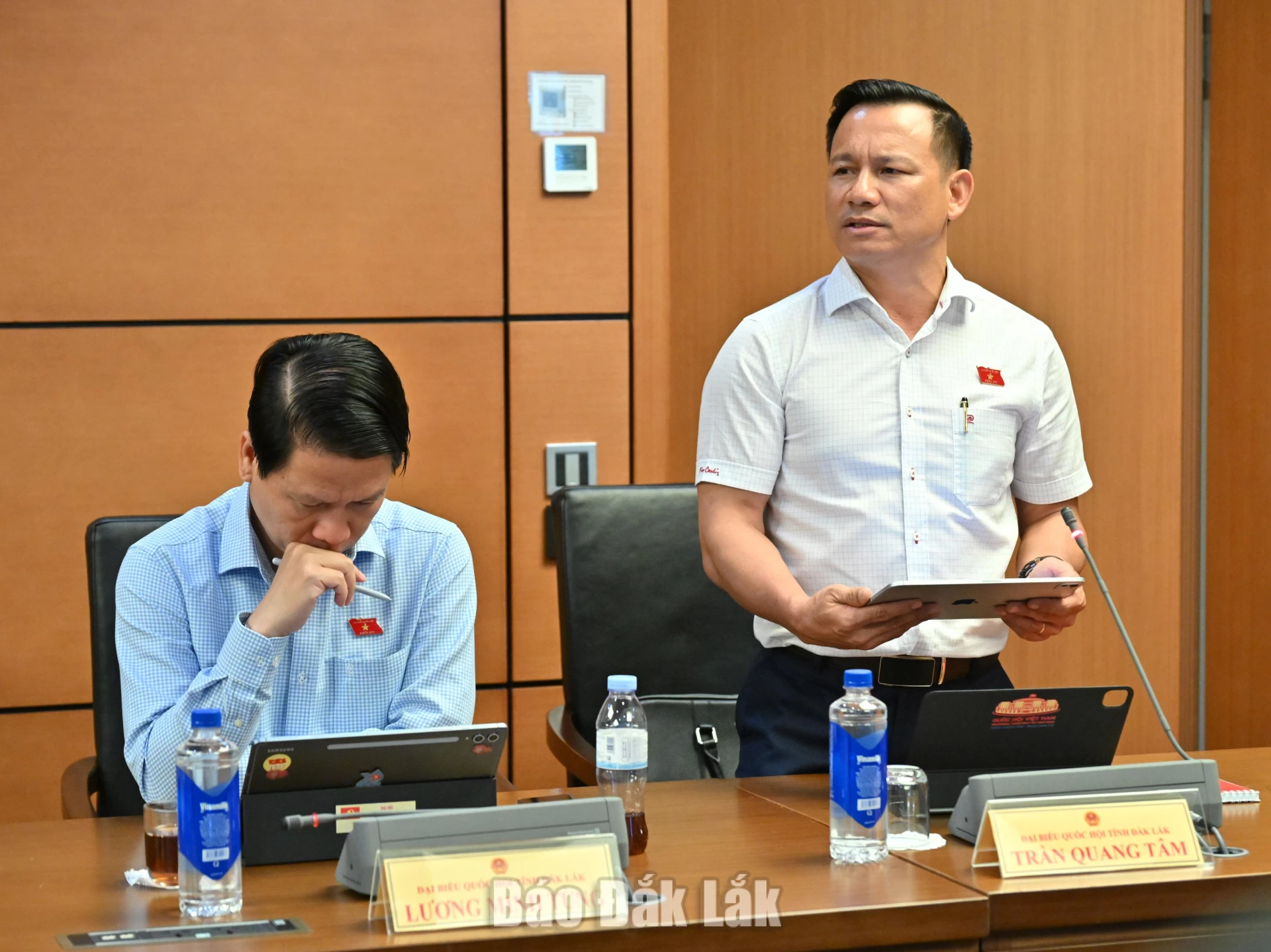 Đại biểu Trần Quang Tâm, Đại tá, Phó Chỉ huy trưởng Bộ Chỉ huy Quân sự tỉnh phát biểu thảo luận. Ảnh: Đoàn ĐBQH tỉnh cung cấp
