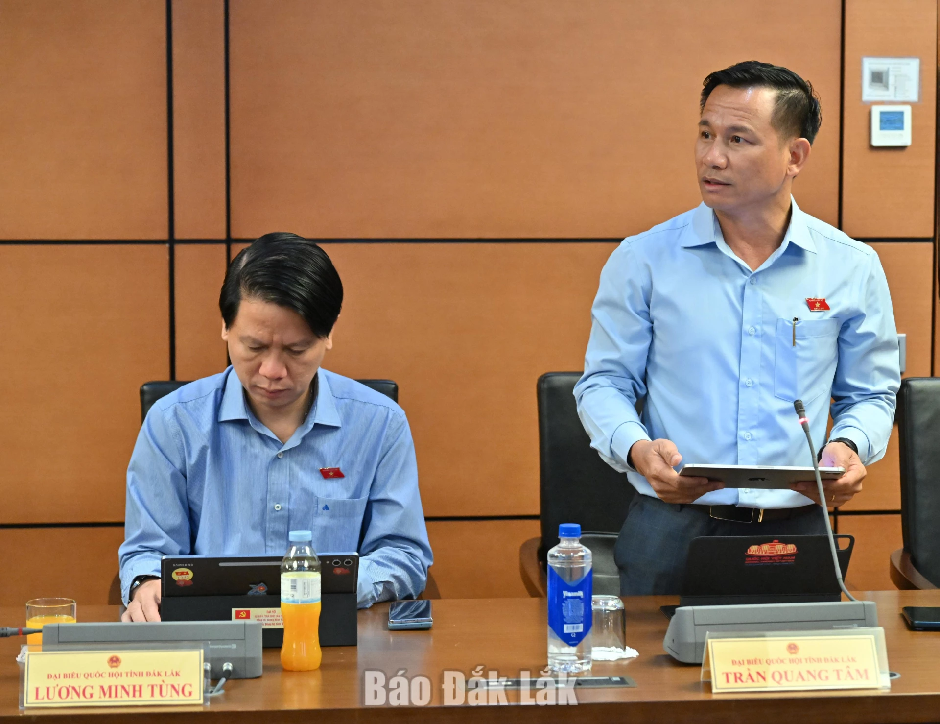 Đại biểu Trần Quang Tâm, Đại tá, Phó Chỉ huy trưởng Bộ Chỉ huy Quân sự tỉnh thảo luận tại tổ. Ảnh: Đoàn ĐBQH tỉnh cung cấp