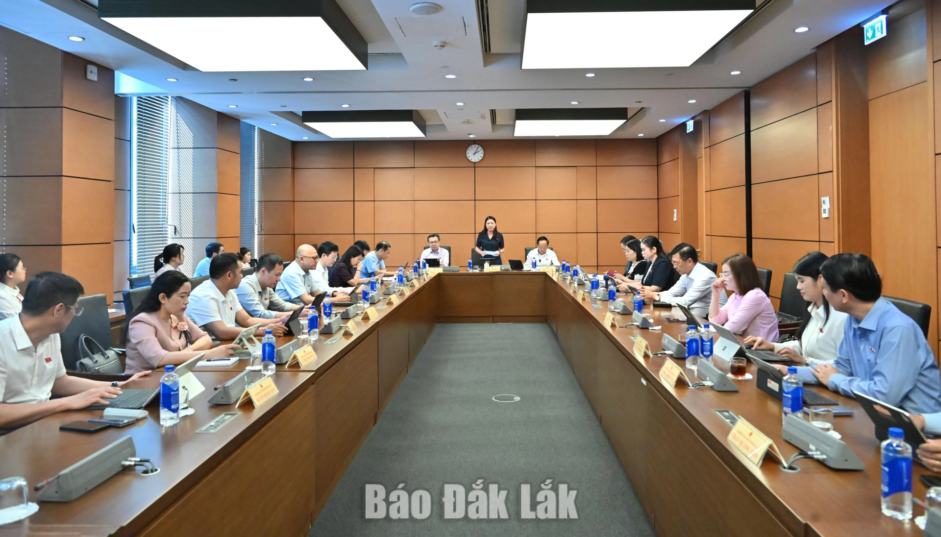 Đại biểu tham dự phiên làm việc. Ảnh: Đoàn ĐBQH tỉnh cung cấp
