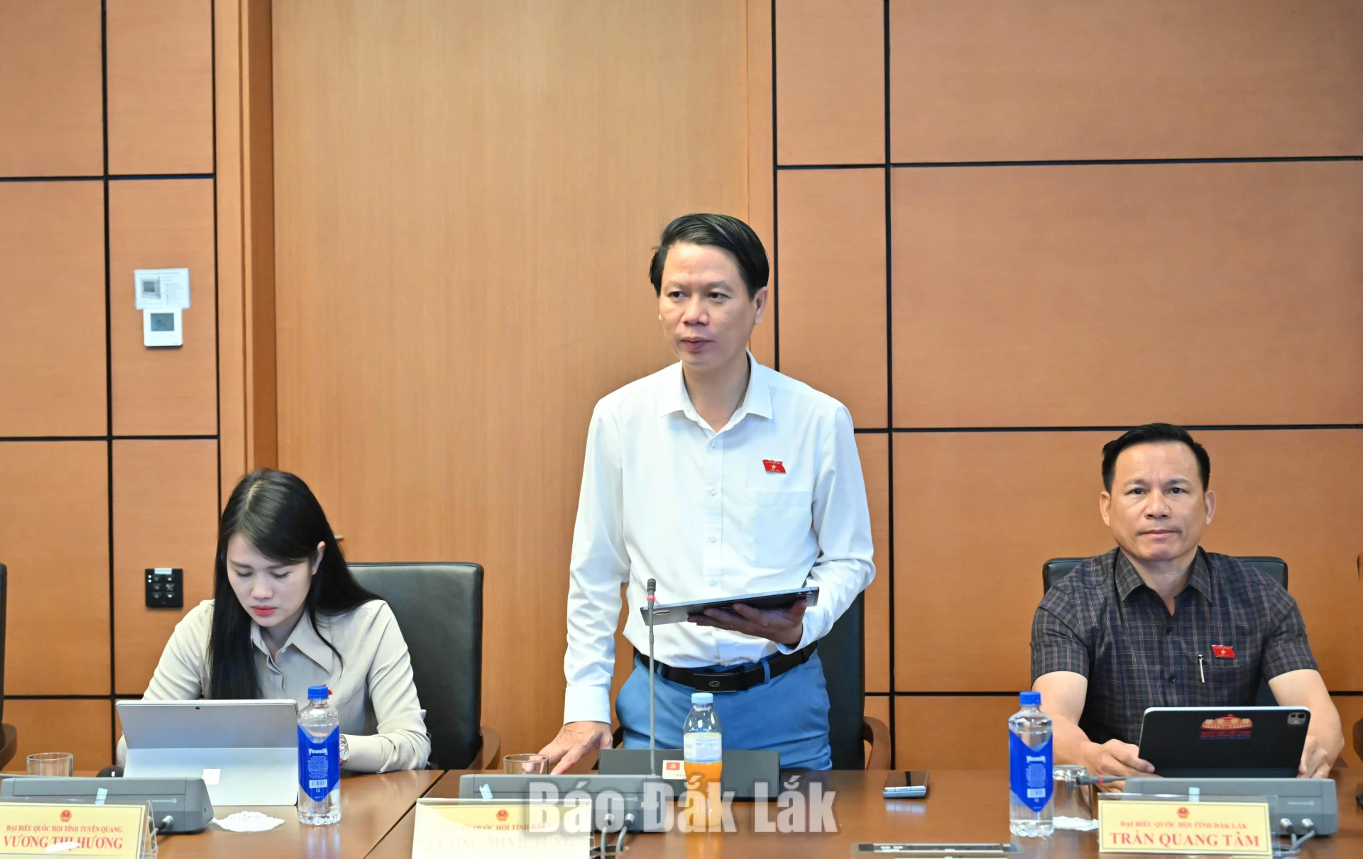 Đại biểu Lương Minh Tùng, Phó Chủ tịch Ủy ban MTTQ Việt Nam tỉnh, Bí thư Tỉnh Đoàn đóng góp ý kiến thảo luận. Ảnh: Đoàn ĐBQH tỉnh cung cấp