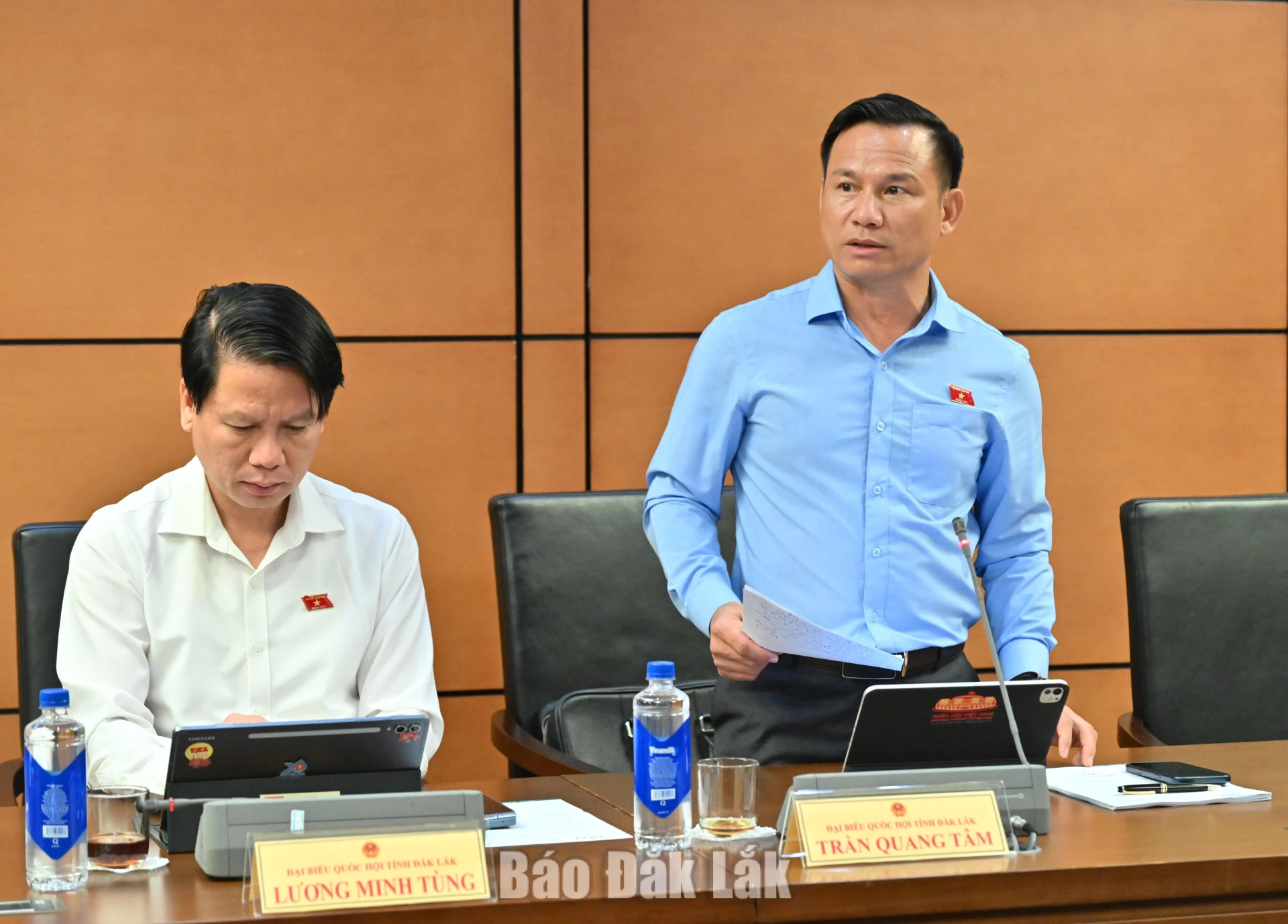 Đại biểu Trần Quang Tâm, Đại tá, Phó Chỉ huy trưởng Bộ Chỉ huy Quân sự tỉnh đóng góp ý kiến thảo luận. Ảnh: Đoàn ĐBQH tỉnh cung cấp