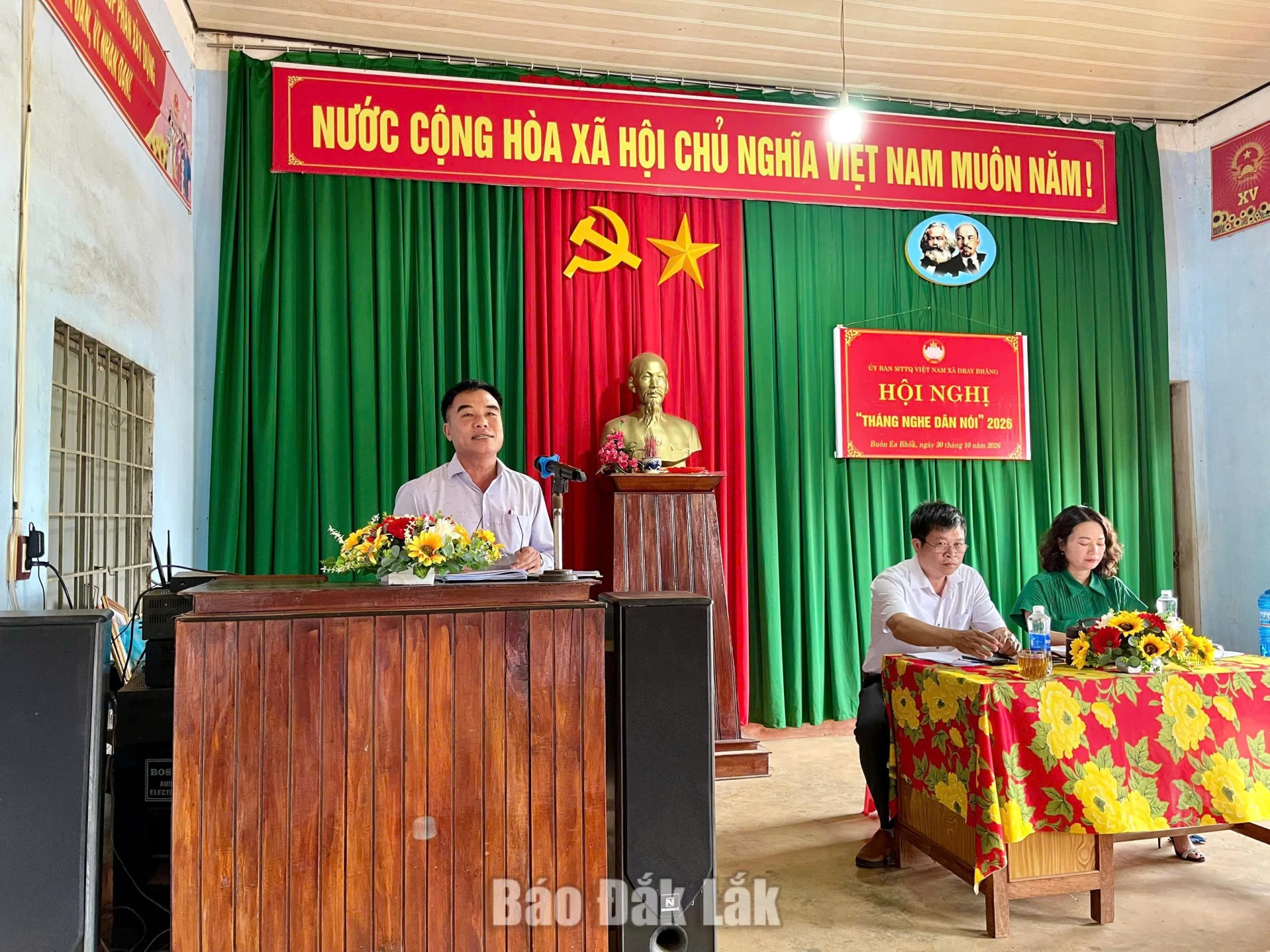 Lãnh đạo xã Dray Bhăng lắng nghe ý kiến, kiến nghị của người dân tại Hội nghị “Tháng nghe dân nói”.