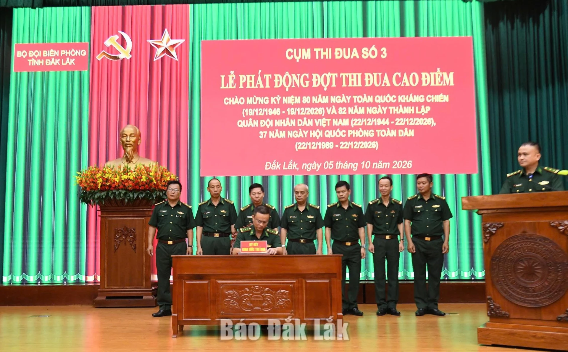 Đại diện các đơn vị ký kết giao ước thi đua.