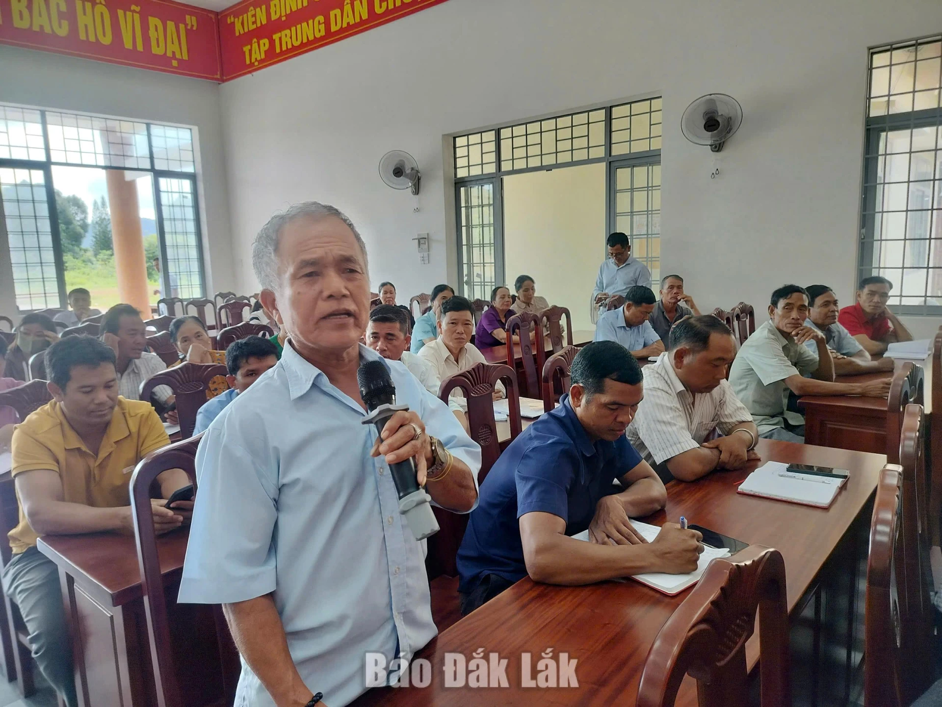 Người dân nêu ý kiến tại hội nghị.