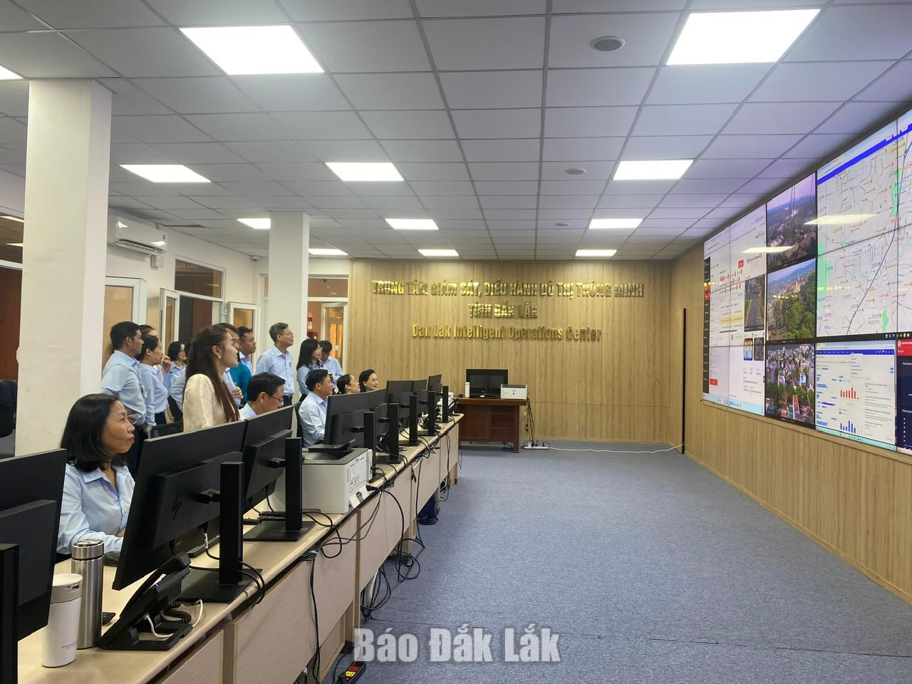 Giám sát các dịch vụ tại Trung tâm Giám sát, điều hành đô thị thông minh tỉnh.