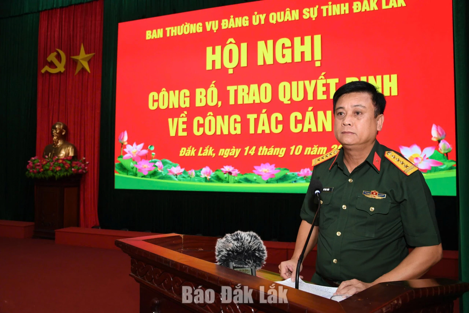 Đại tá Võ Văn Tuấn, Chính ủy Bộ Chỉ huy Quân sự tỉnh phát biểu tại hội nghị.