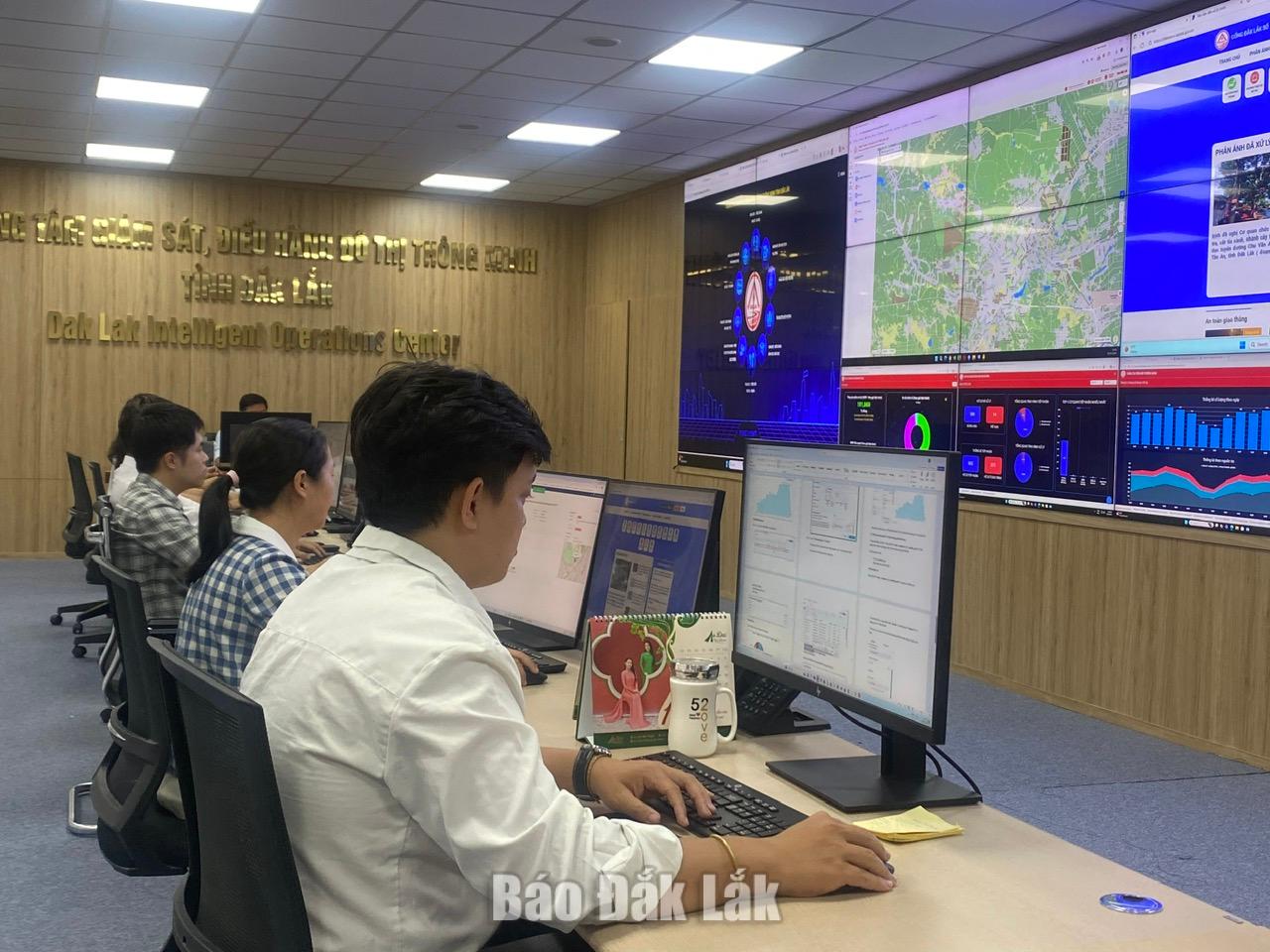 Giám sát các dịch vụ tại Trung tâm Giám sát, điều hành đô thị thông minh tỉnh.