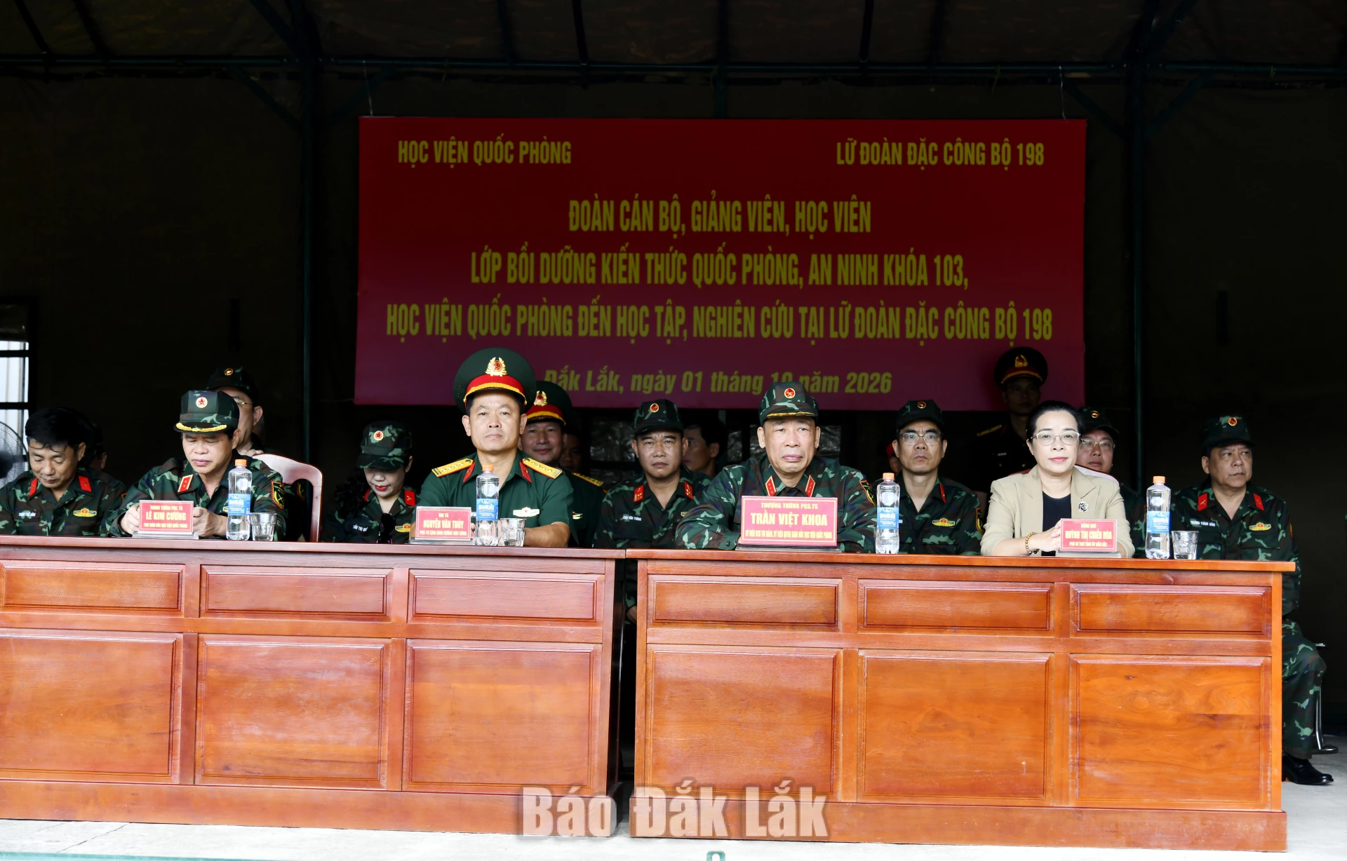 Lãnh đạo tỉnh, Học viện Quốc phòng và cán bộ, giảng viên, học viên Lớp bồi dưỡng kiến thức quốc phòng và an ninh đối tượng 1, khóa 103 xem trình diễn kỹ thuật chiến đấu đặc công phục vụ học tập, nghiên cứu thực tế.