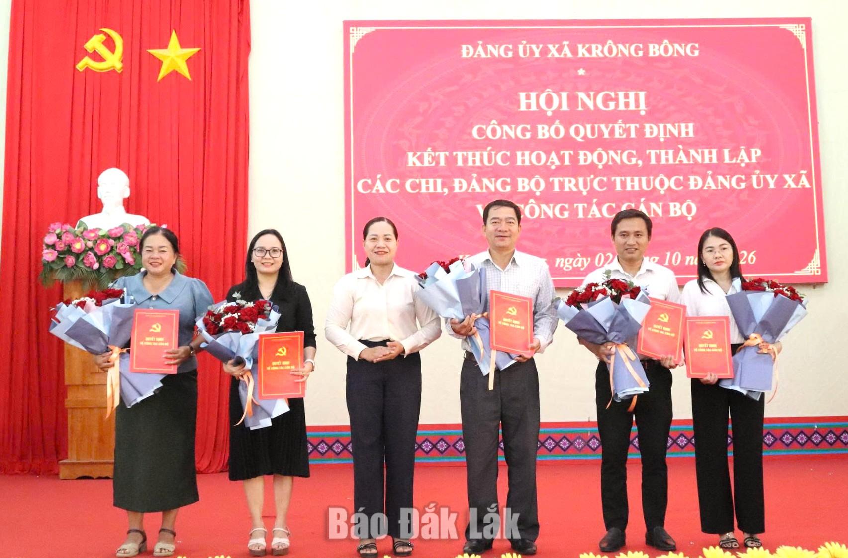 Bí Thư Đảng ủy trao quyết định cho các chi bộ mới thành lập trực thuộc Đảng ủy