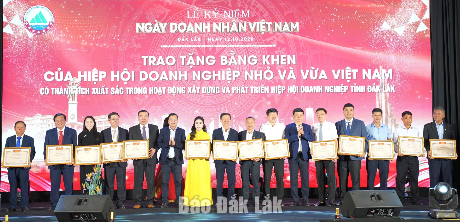 Hiệp hội Doanh nghiệp nhỏ và vừa Việt Nam đã tặng Bằng khen cho 14 tập thể và 14 cá nhân 