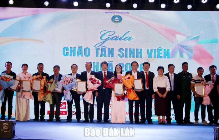 Lãnh đạo nhà trường tặng thư và hoa cảm ơn các đơn vị tài trợ tiền để nhà trường trao học bổng cho sinh viên.