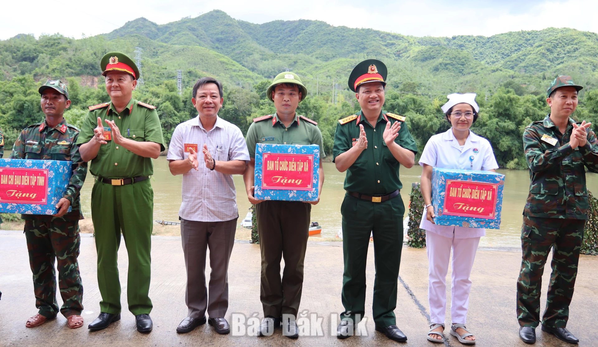 Thường trực Ban Chỉ huy diễn tập tỉnh tặng quà động viên cho các đơn vị ở Đồng Xuân tham gia diễn tập.