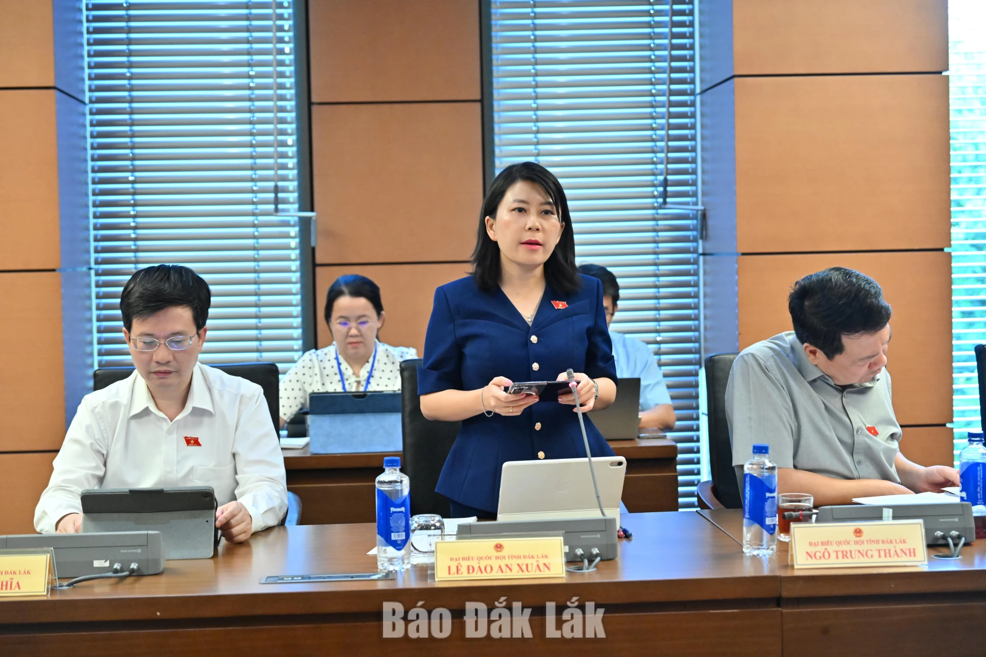 Đại biểu Lê Đào An Xuân, Phó Trưởng đoàn chuyên trách Đoàn ĐBQH tỉnh phát biểu thảo luận. Ảnh: Đoàn ĐBQH tỉnh cung cấp