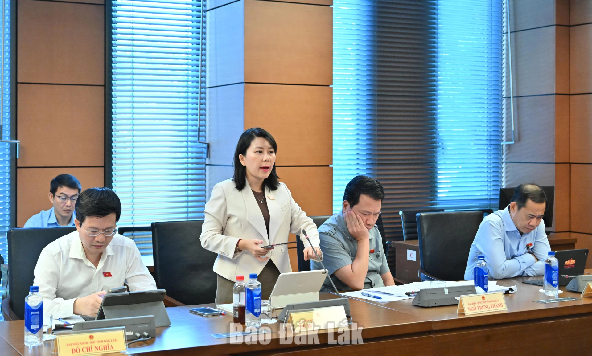 Đại biểu Lê Đào An Xuân, Phó Trưởng đoàn chuyên trách Đoàn ĐBQH tỉnh thảo luận tại phiên làm việc. Ảnh: Đoàn ĐBQH tỉnh cung cấp