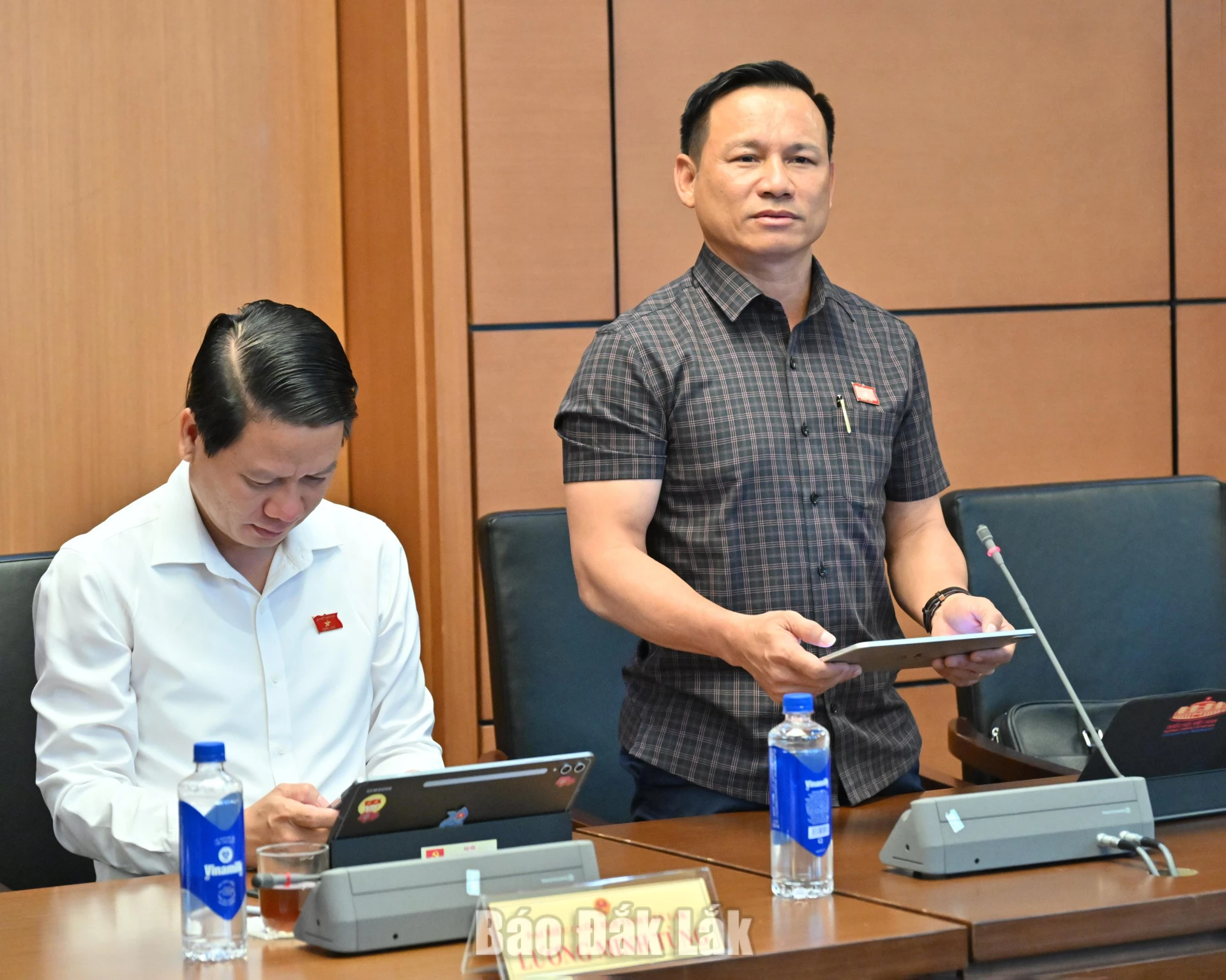 Đại biểu Trần Quang Tâm, Đại tá, Phó Chỉ huy trưởng Bộ Chỉ huy Quân sự tỉnh thảo luận tại phiên làm việc. Ảnh: Đoàn ĐBQH tỉnh cung cấp