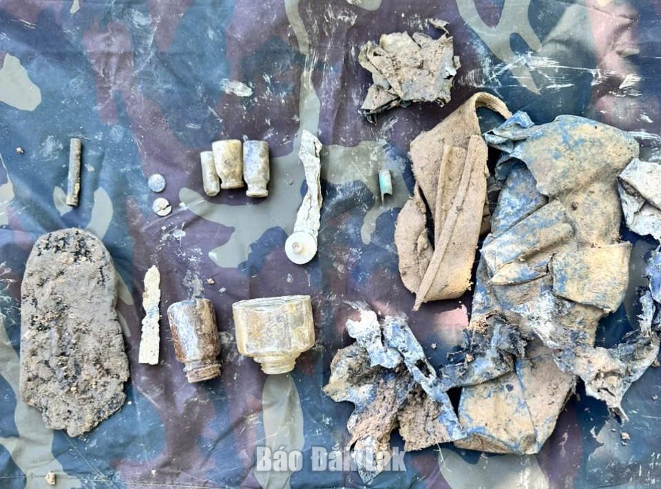 Nhiều di vật được tìm thấy trong quá trình quy tập mộ liệt sĩ.