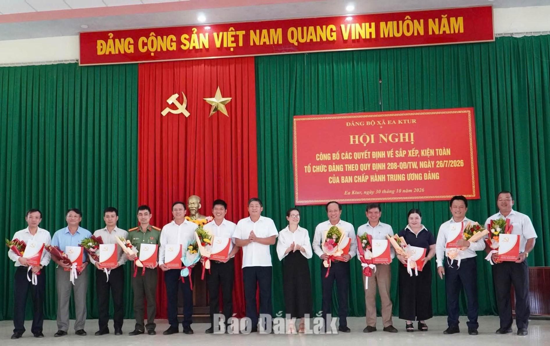 trao quyết định thành lập các tổ chức đảng trực thuộc Đảng ủy xã.