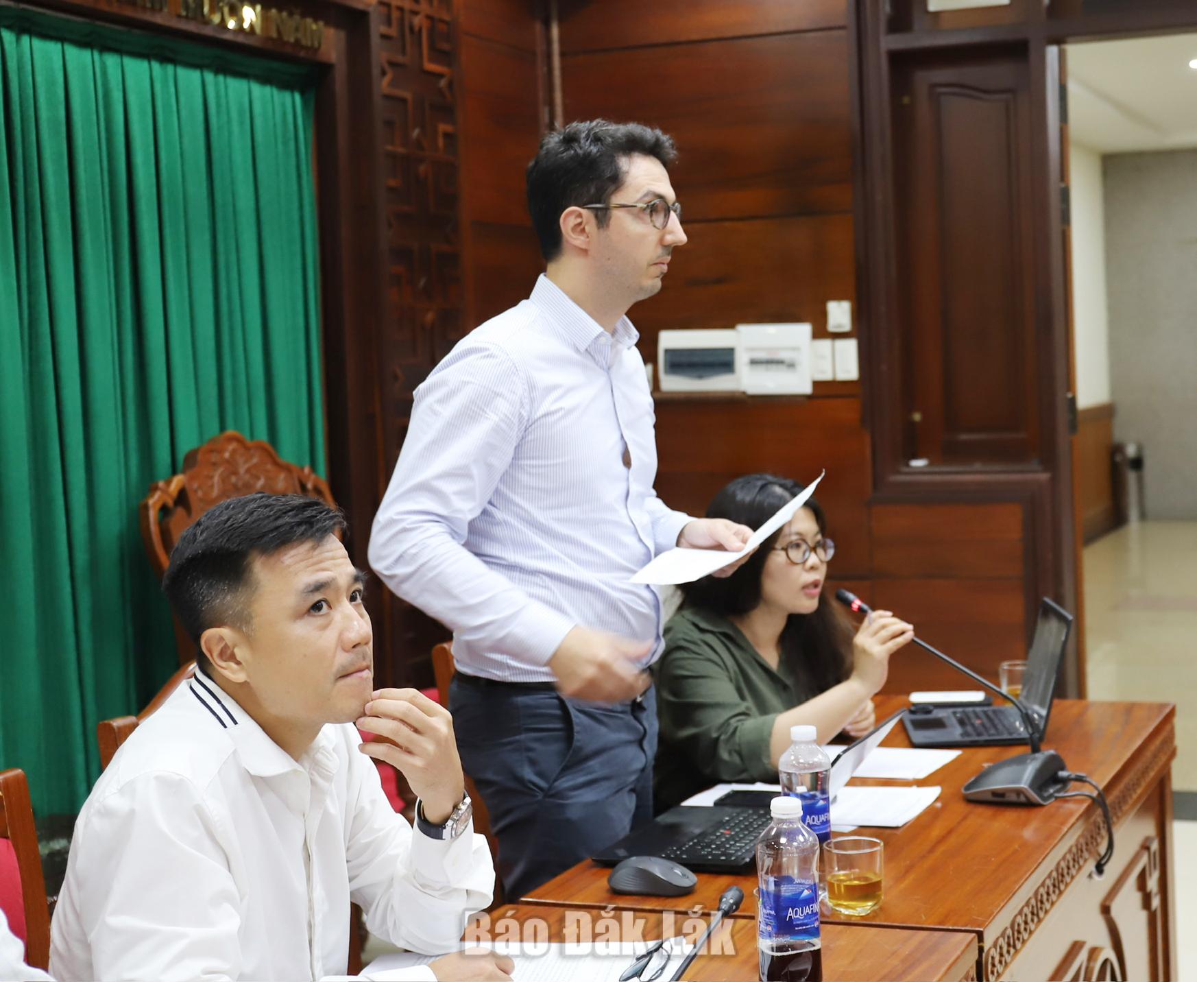 Đại diện chủ đầu tư trình bày về tiến độ triển khai dự án.