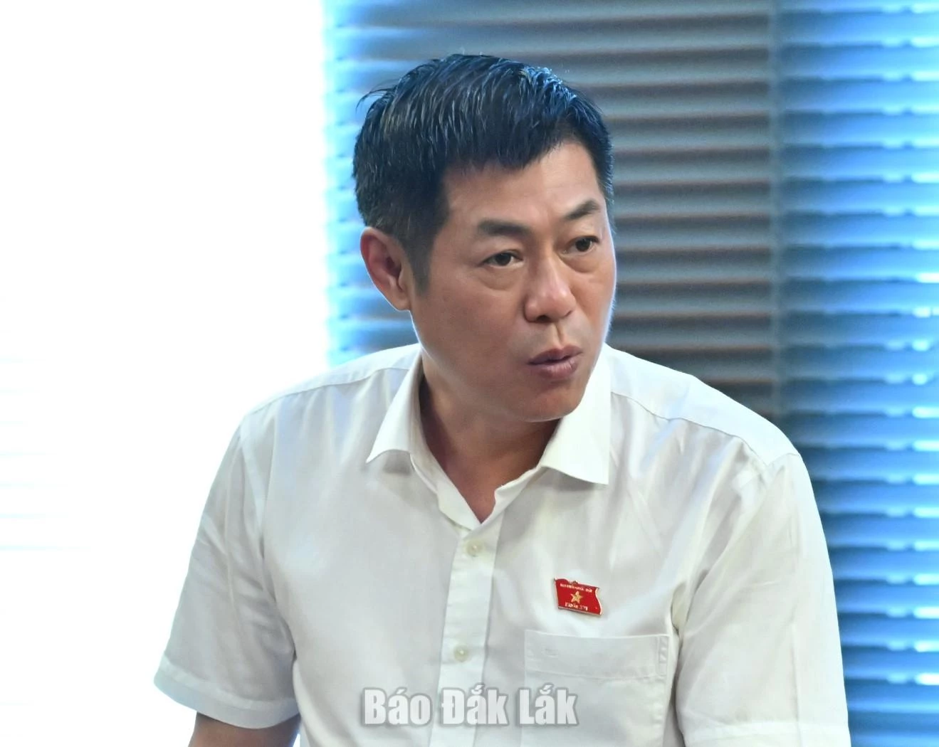 Đại biểu Nguyễn Hoàng Giang, Giám đốc Sở Dân tộc và Tôn giáo thảo luận về dự án Luật Ngân sách nhà nước (hợp nhất). Ảnh: Đoàn ĐBQH tỉnh cung cấp