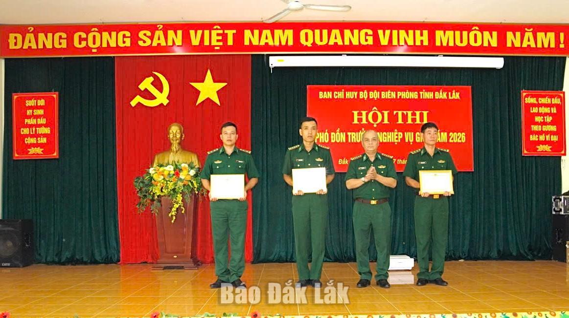 Lãnh đạo Ban Chỉ huy Bộ đội Biên phòng tỉnh trao thưởng cho các thí sinh đạt thành tích cao tại hội thi.