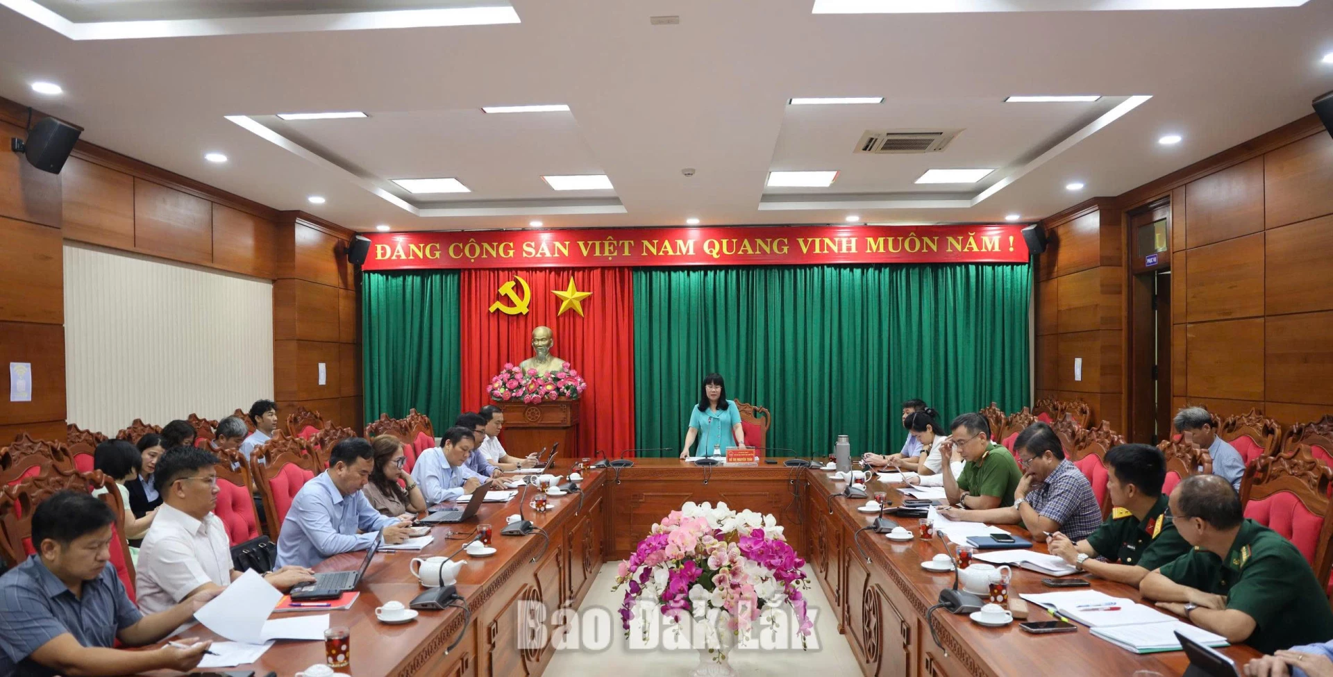 Quang cảnh cuộc họp.