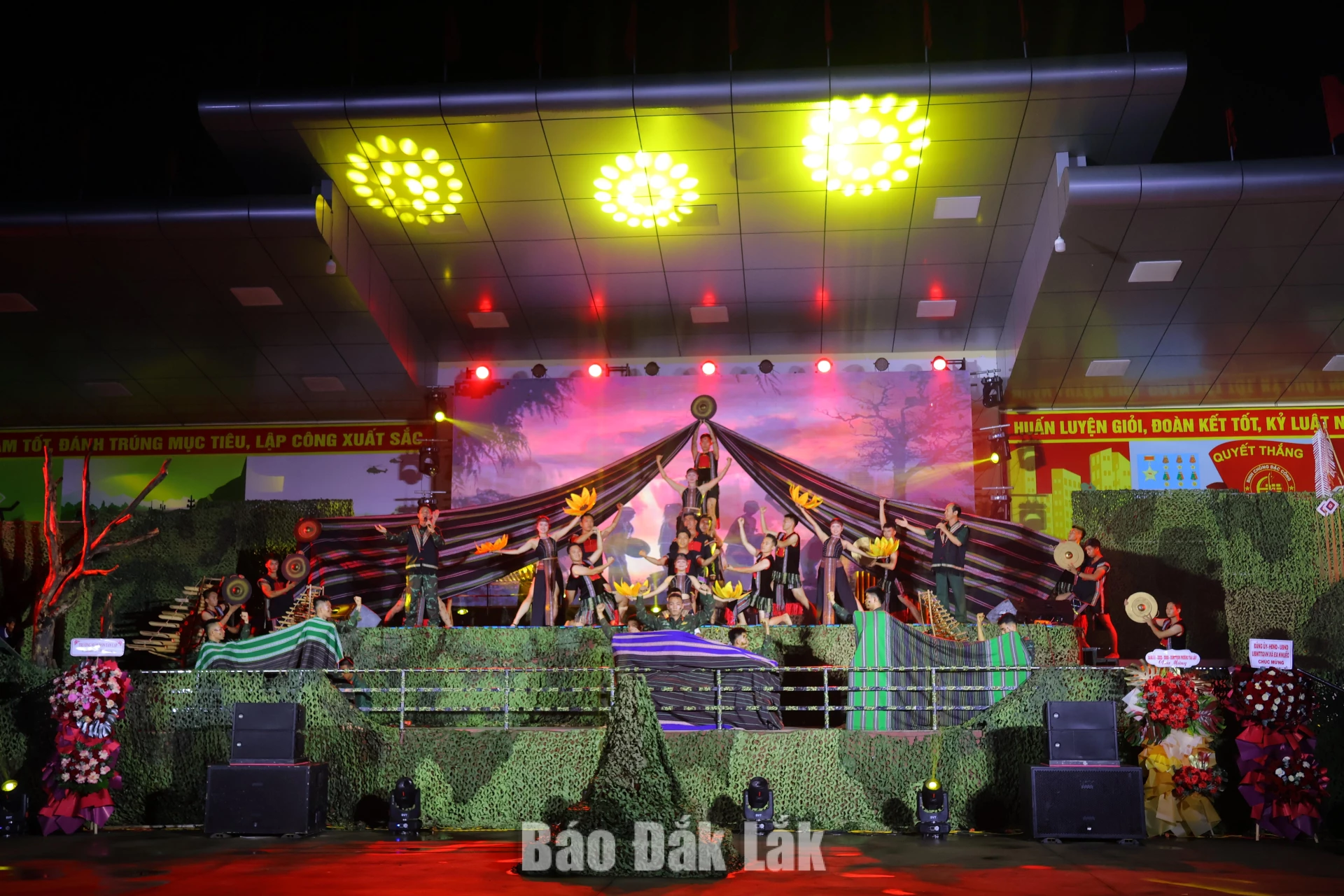 Hát múa Yêu sao Đắk Lắk hôm nay được dàn dựng công phu, ấn tượng.