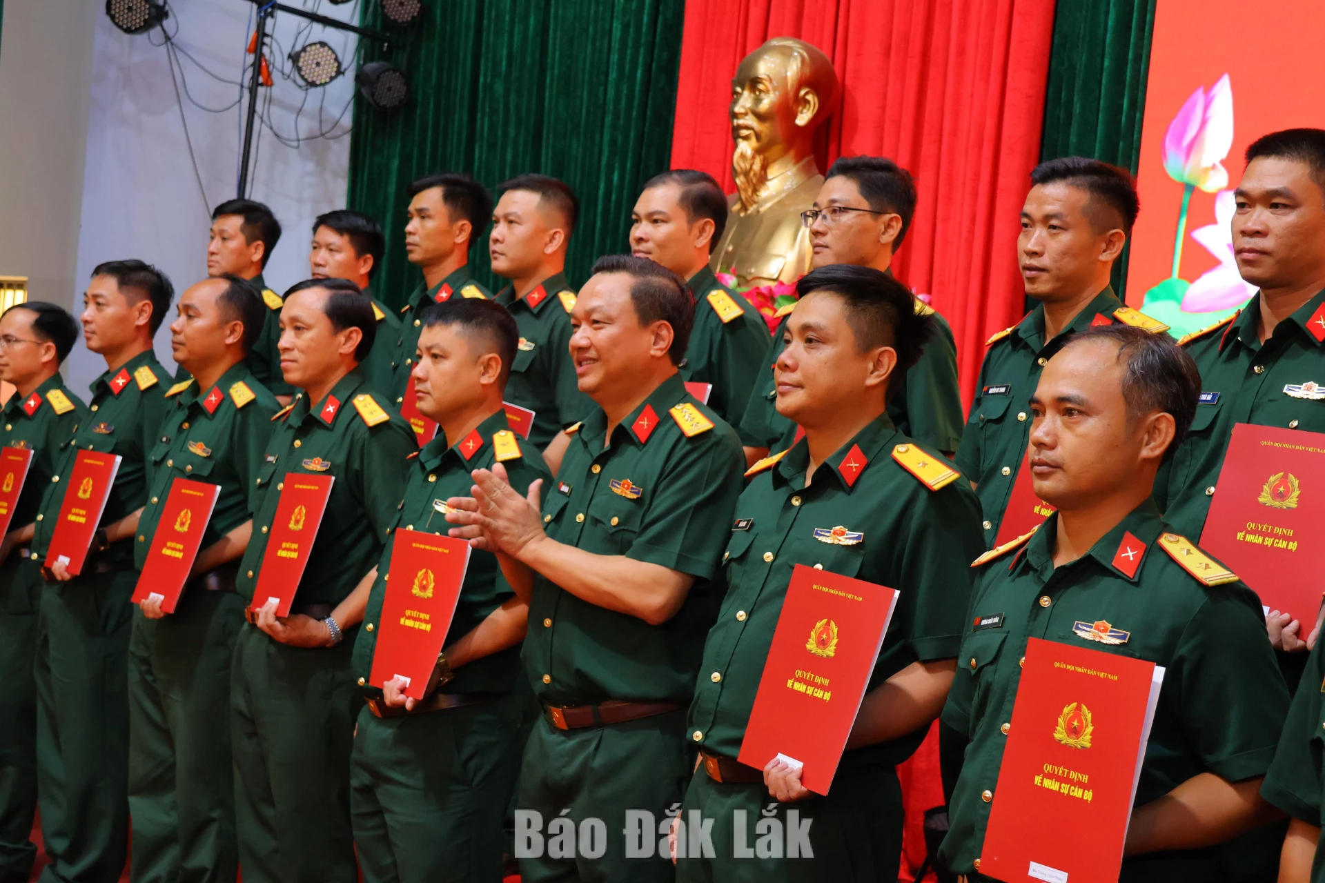 Đại tá Nguyễn Văn Hòa, Ủy viên Ban Thường vụ Đảng ủy, Chỉ huy trưởng Bộ Chỉ huy Quân sự tỉnh trao quyết định và chúc mừng các cán bộ.