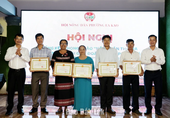 Lãnh đạo Hội Nông dân tỉnh và lãnh đạo Đảng ủy Phường Ea Kao trao giấy khen các tập thể có thành tích xuất sắc.