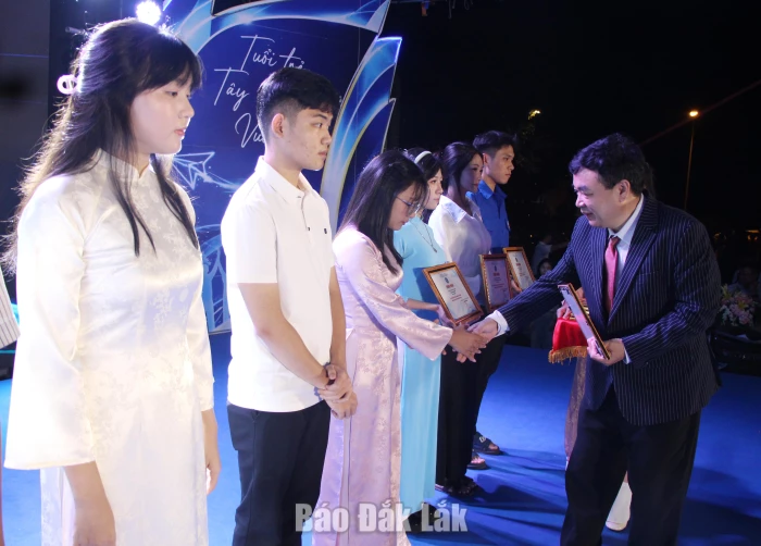 PGS.TS Lê Đức Niêm, Phó Hiệu trưởng Trường Đại học Tây Nguyên trao học bổng cho sinh viên nhà trường.
