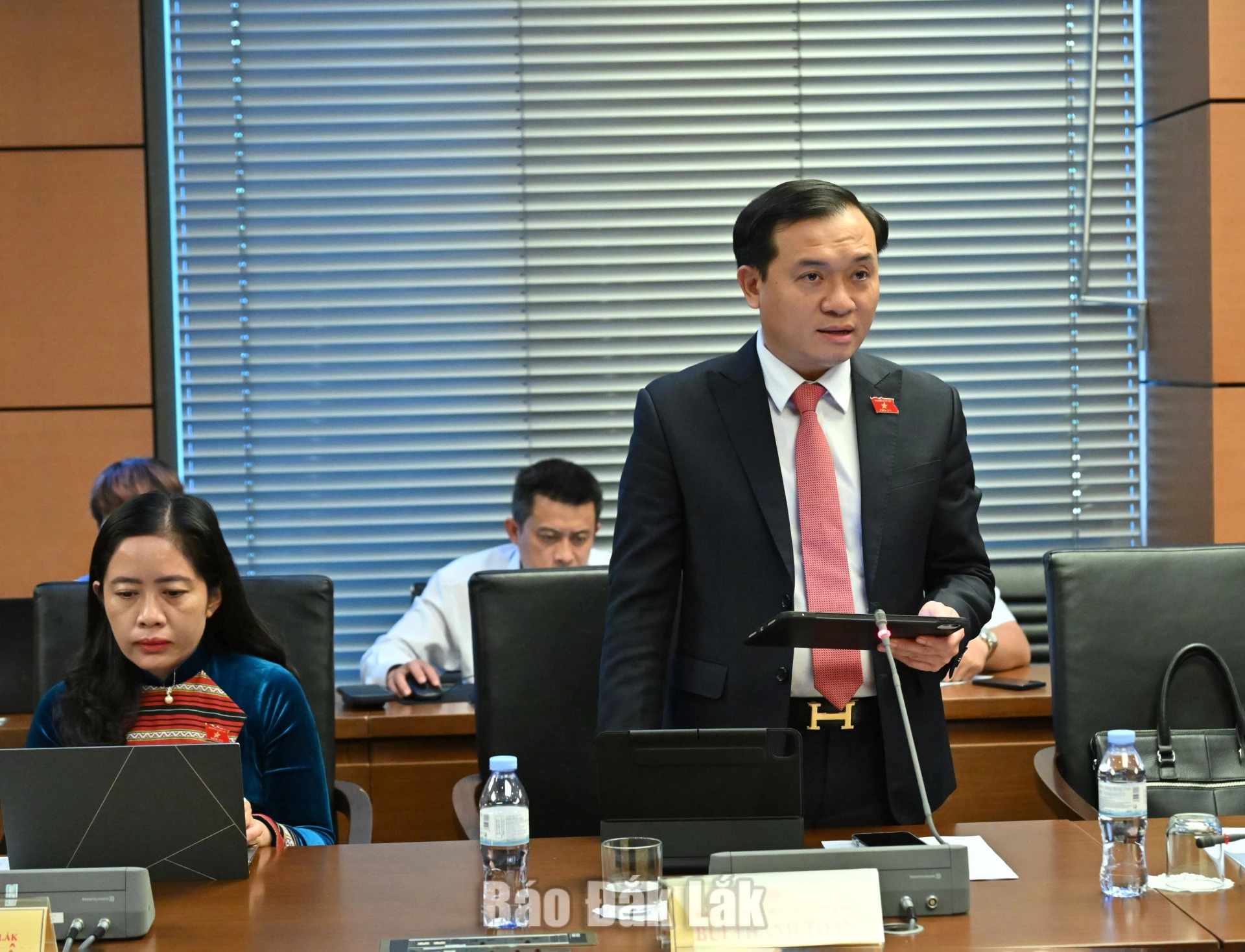 Đại biểu Bùi Thanh Toàn, Ủy viên Ban Thường vụ Tỉnh ủy, Giám đốc Sở Khoa học và Công nghệ phát biểu thảo luận. Ảnh: Đoàn ĐBQH tỉnh cung cấp