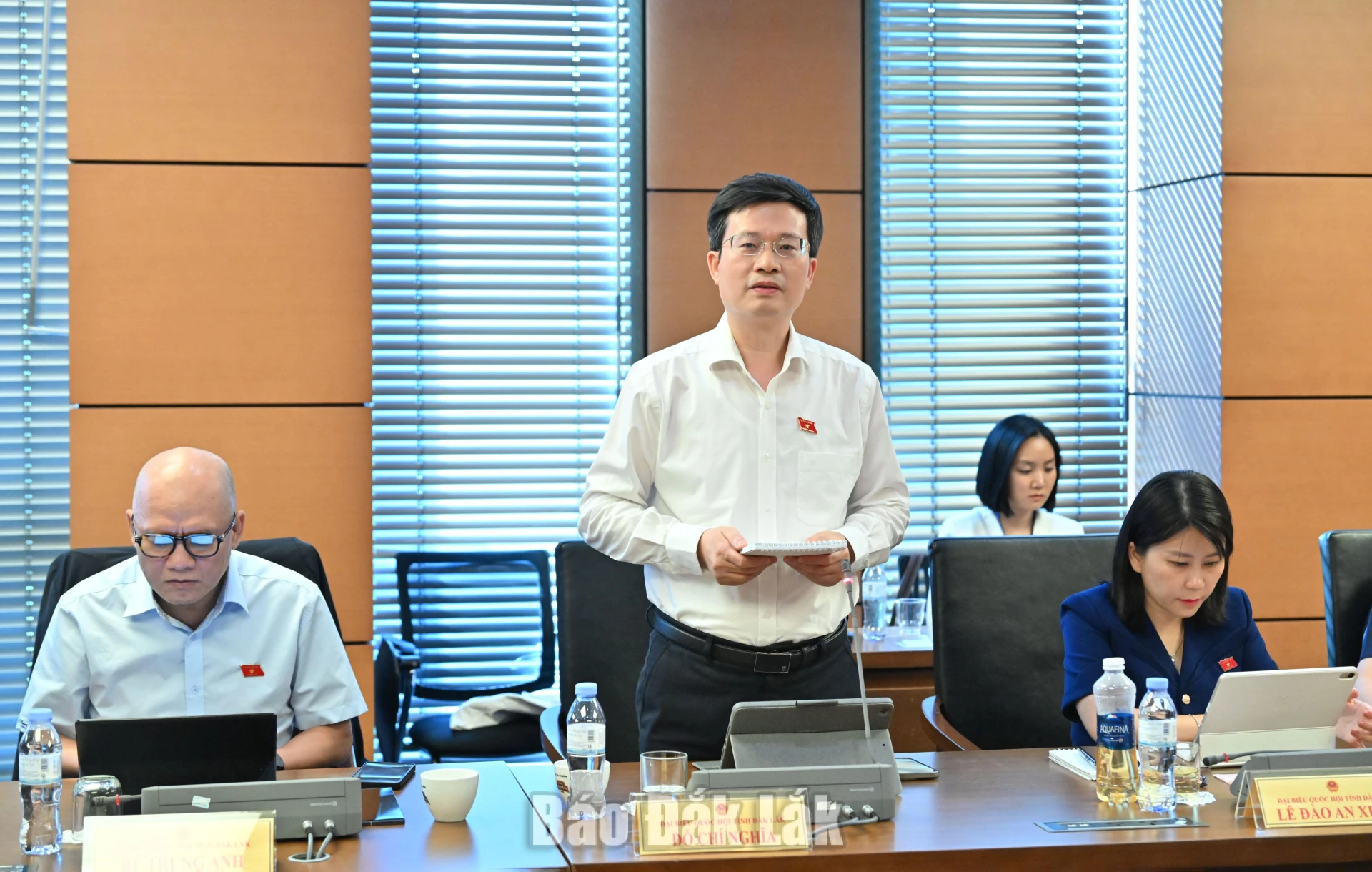 Đại biểu Đỗ Chí Nghĩa (Ủy viên là ĐBQH hoạt động chuyên trách tại Ủy ban Văn hóa và Xã hội của Quốc hội) thảo luận tại phiên làm việc. Ảnh: Đoàn ĐBQH tỉnh cung cấp