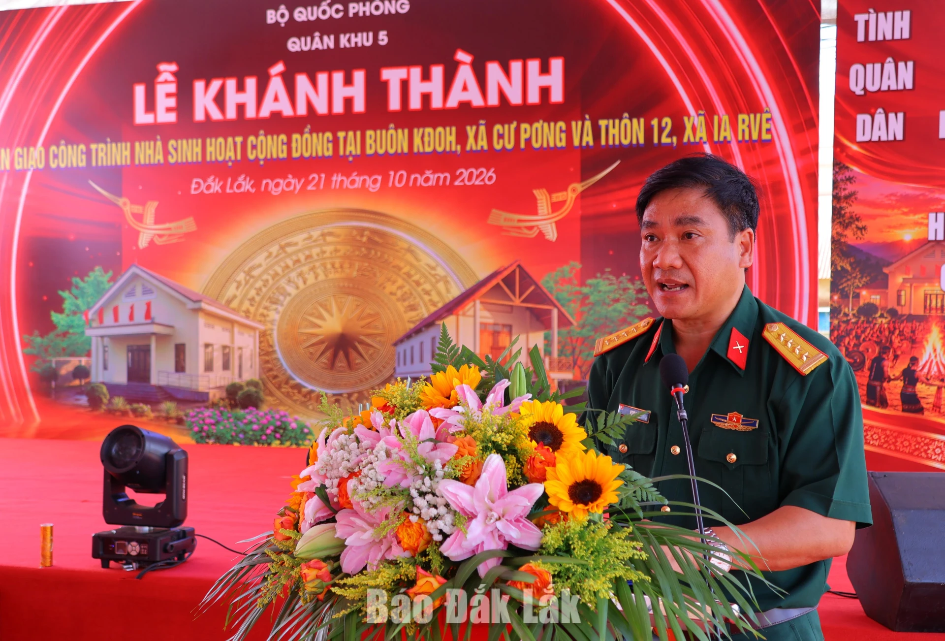 Đại tá Ksơr Lành, Phó Chính ủy Bộ CHQS tỉnh thông tin về các công trình được xây dựng.