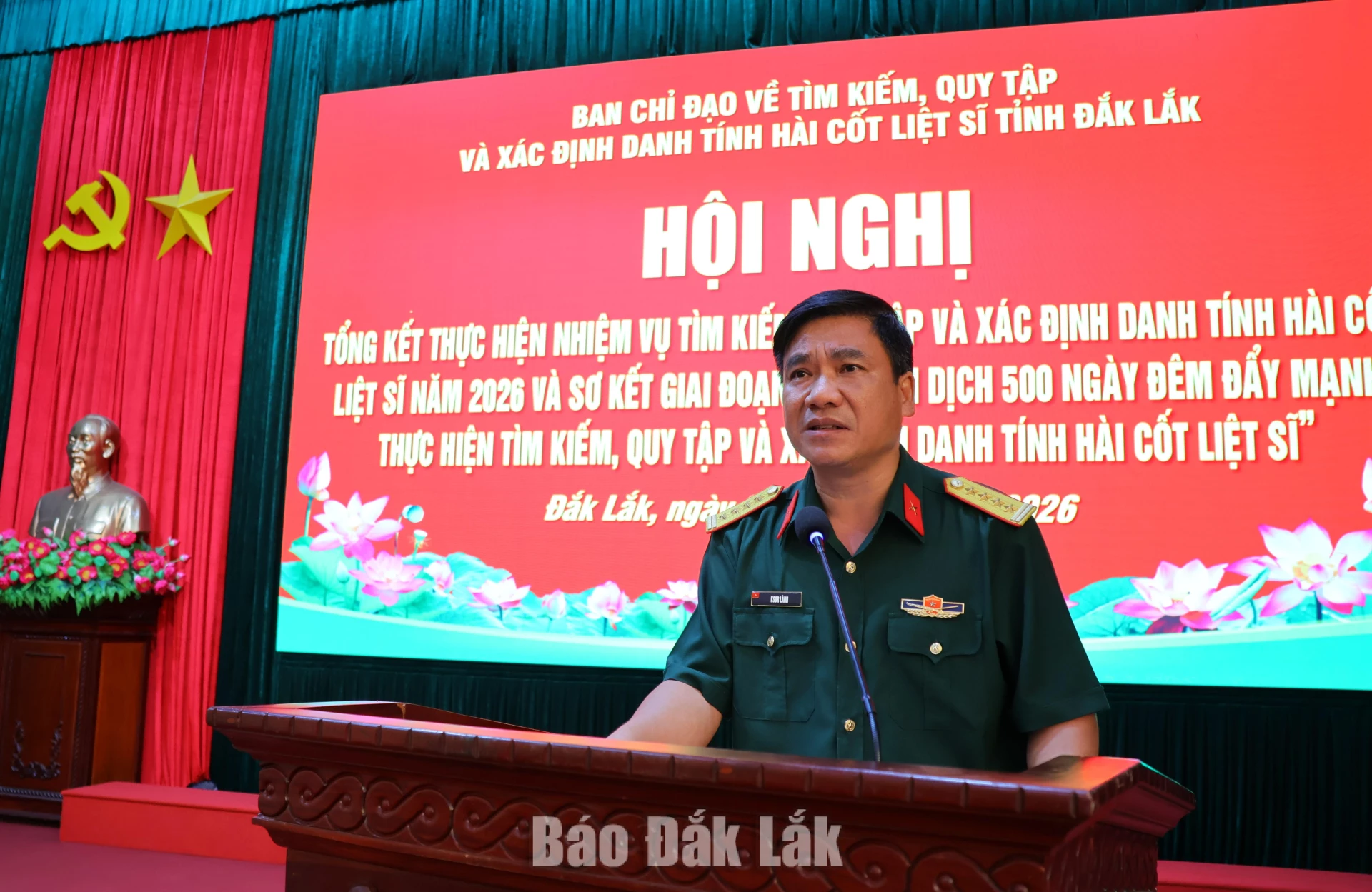 Đại tá Ksơr Lành, Phó Chính ủy Bộ Chỉ huy Quân sự tỉnh tham gia ý kiến tại hội nghị.