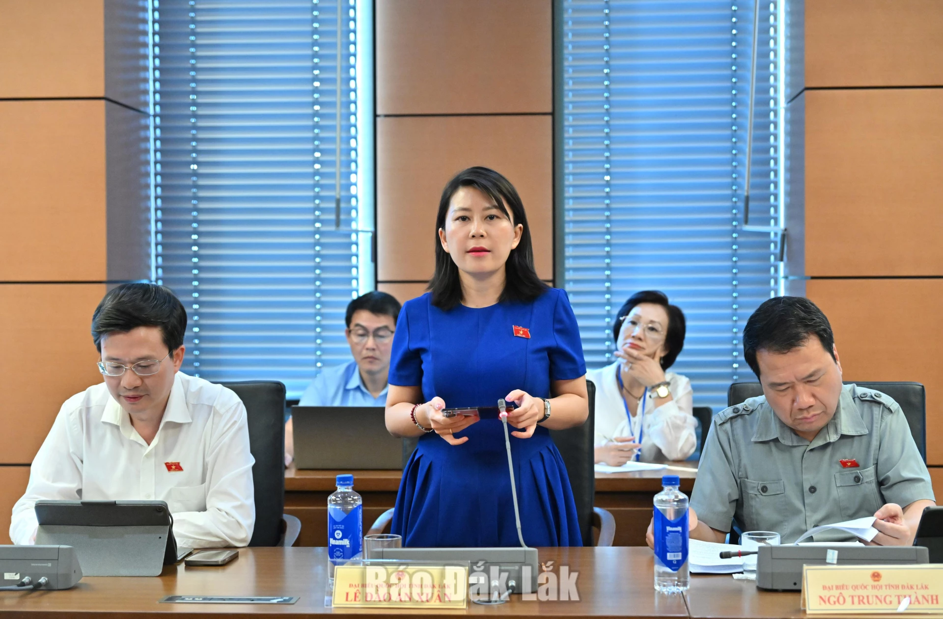 Đại biểu Lê Đào An Xuân, Phó Trưởng đoàn chuyên trách Đoàn ĐBQH tỉnh phát biểu thảo luận tại tổ. Ảnh: Đoàn ĐBQH tỉnh cung cấp