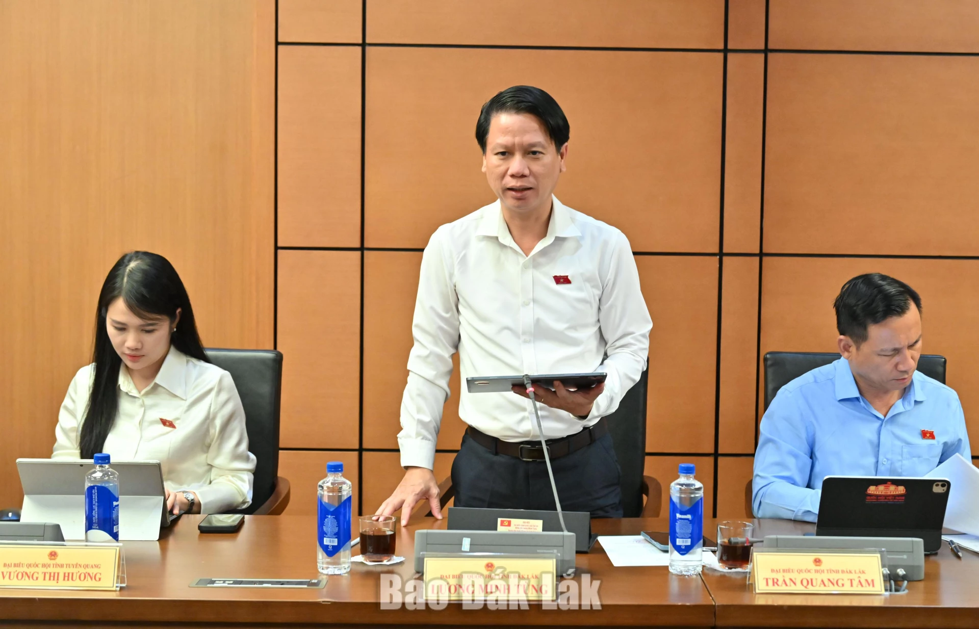 Đại biểu Lương Minh Tùng, Phó Chủ tịch Ủy ban MTTQ Việt Nam tỉnh, Bí thư Tỉnh Đoàn thảo luận tại phiên làm việc. Ảnh: Đoàn ĐBQH tỉnh cung cấp