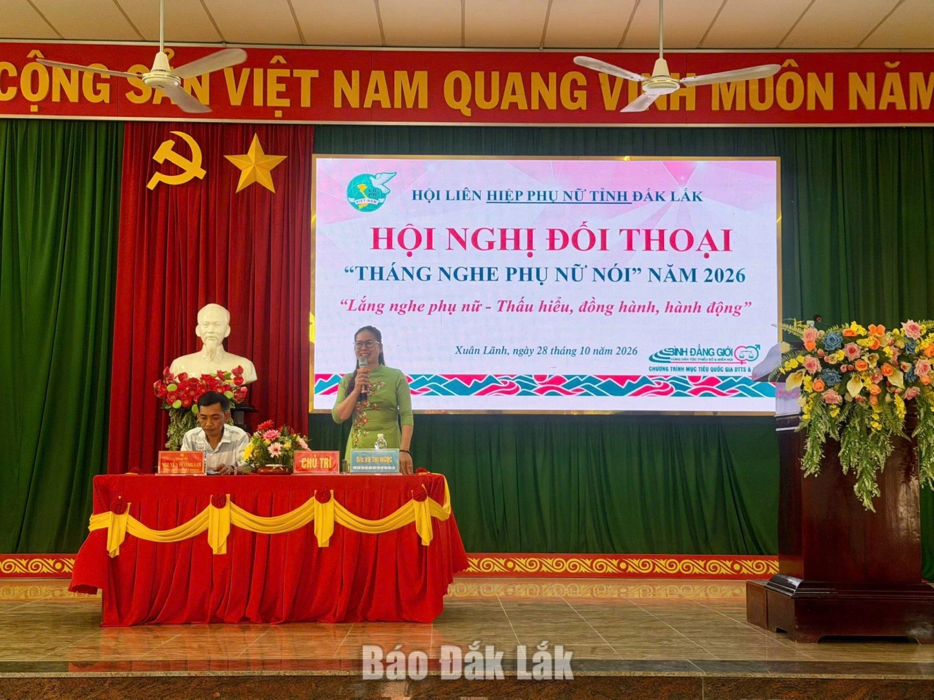 Phó Chủ tịch Hội LHPN tỉnh Võ Thị Ngọc trả lời các ý kiến của hội viên.