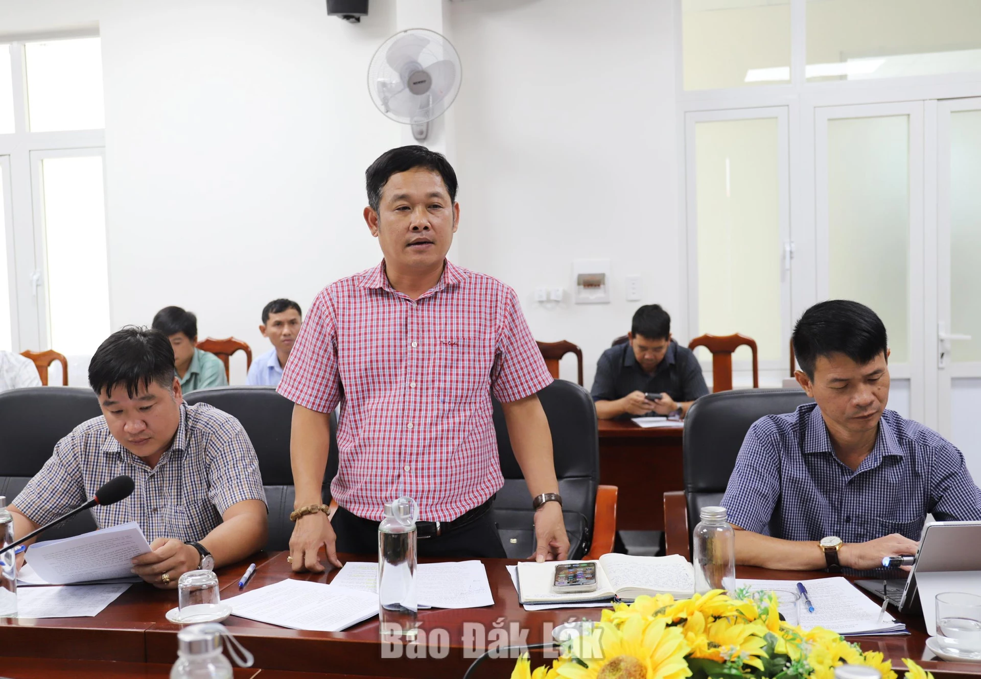 Giám đốc Ban Ea Kar Trần Đình Toản báo cáo tiến độ triển khai các dự án trên địa bàn xã Liên Sơn Lắk.