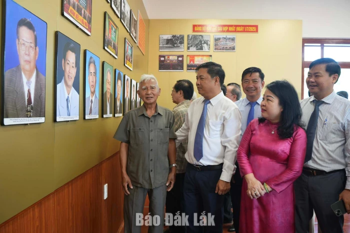 Sáng mãi ngọn lửa cách mạng