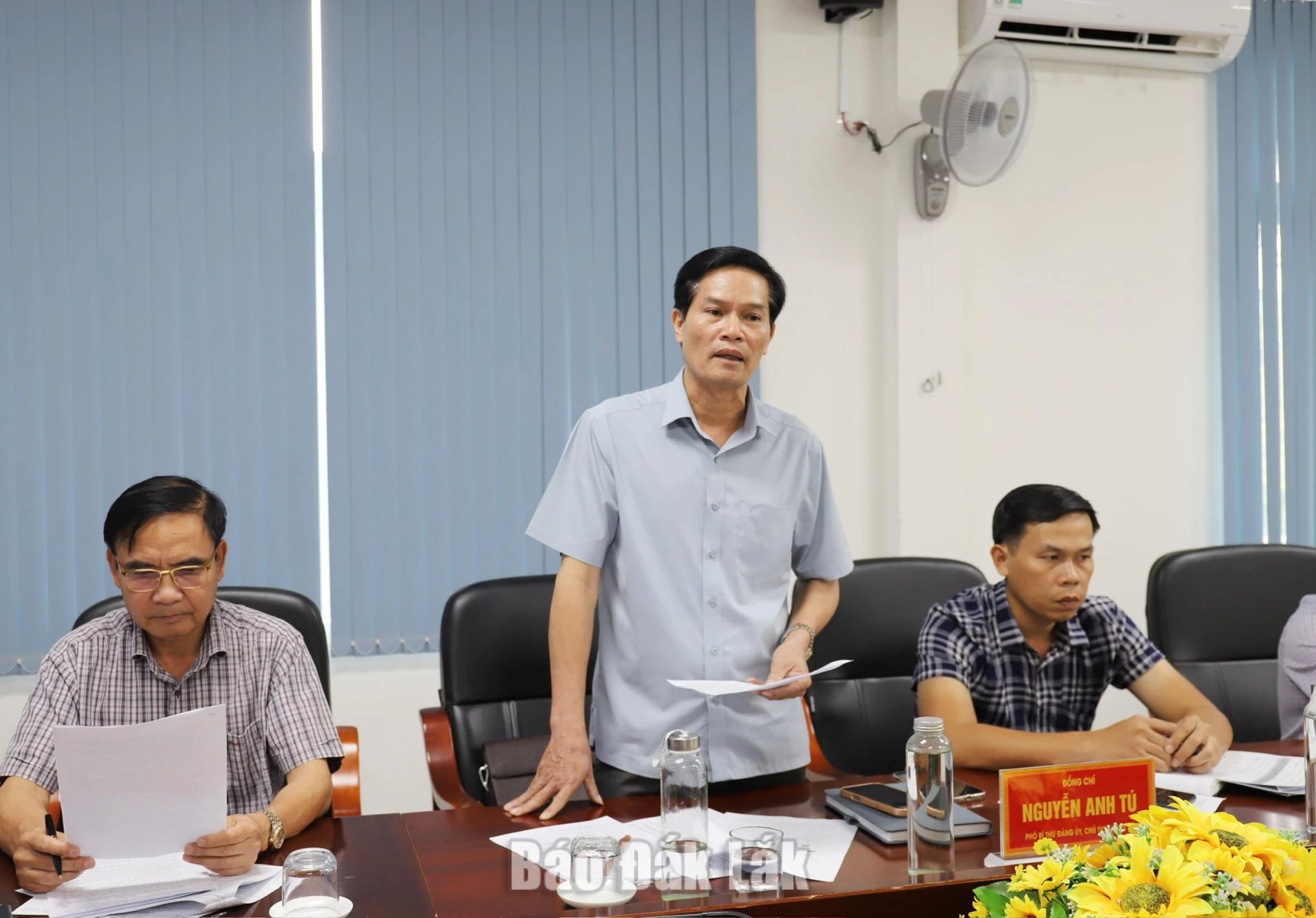 ông Nguyễn Anh Tú, Chủ tịch UBND xã Liên Sơn Lắk báo cáo tiến độ giải phóng mặt bằng các dự án.