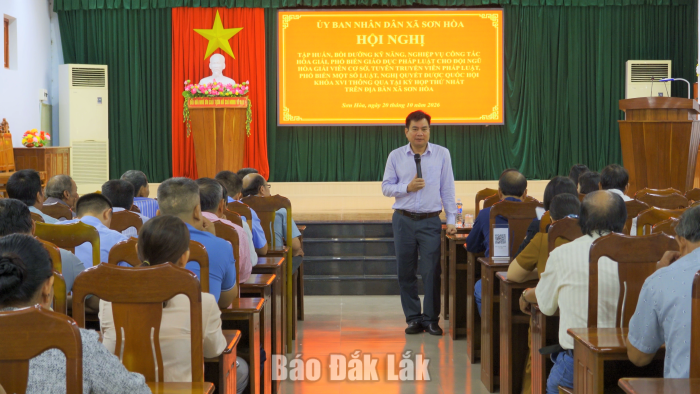 Báo cáo viên Sở Tư pháp truyền đạt kiến thức, kỹ năng nghiệp vụ hòa giải.