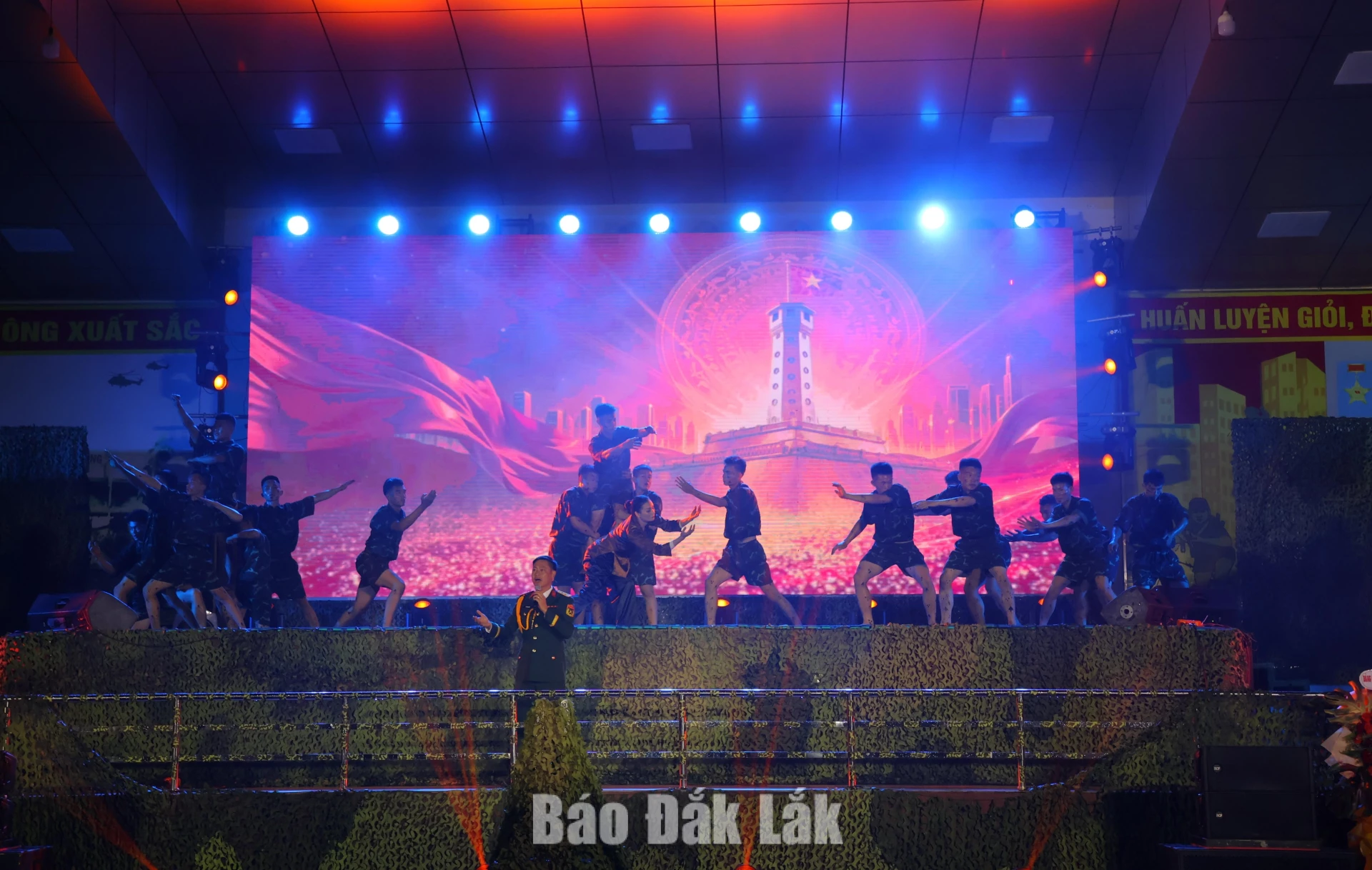 Tiết mục múa Ký ức dưới cỏ xanh tại liên hoan.