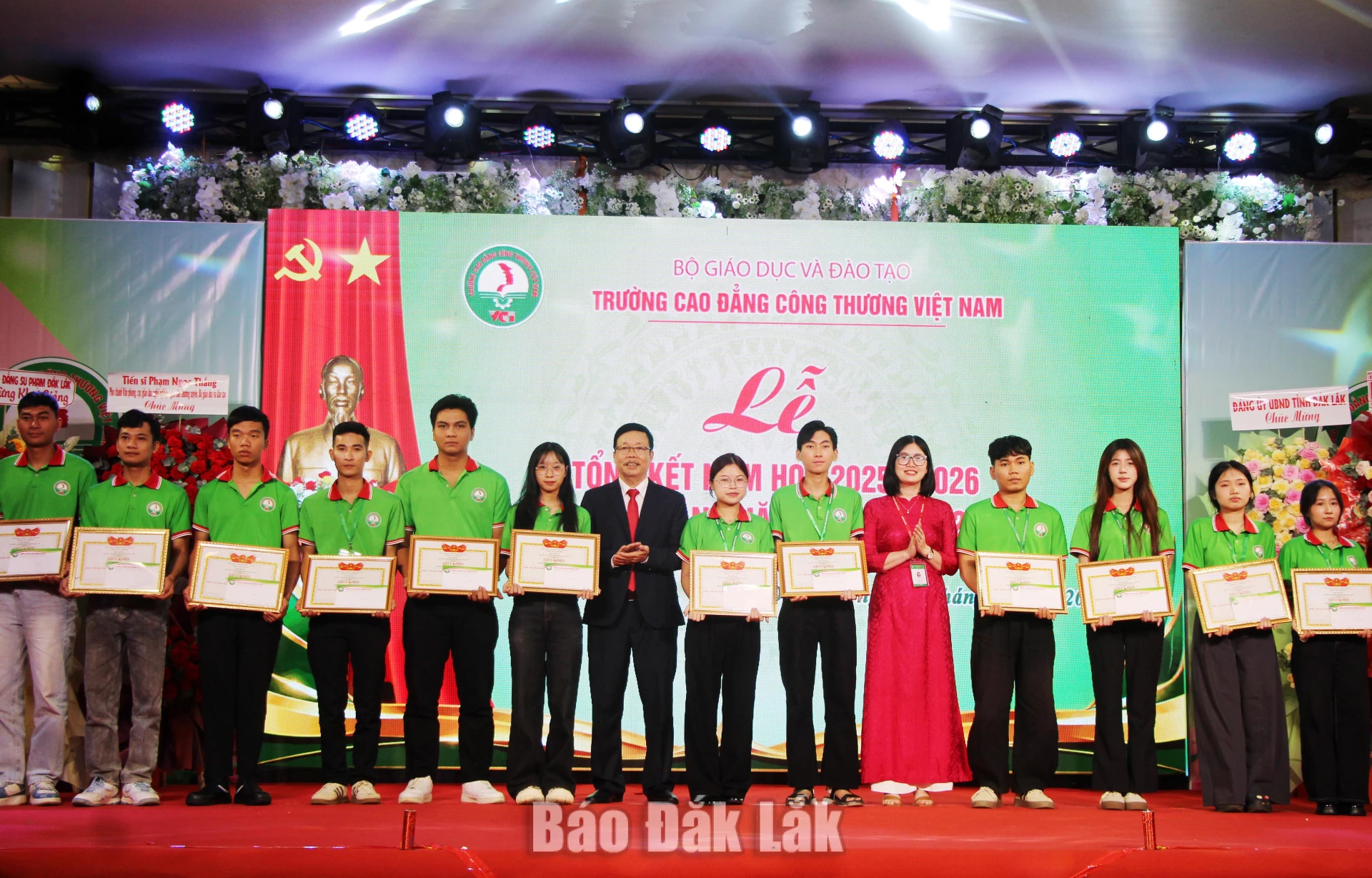 Lãnh đạo Trường Cao đẳng Công thương Việt Nam trao giấy khen cho các sinh viên co thành tích học tập xuất sắc, giỏi. 