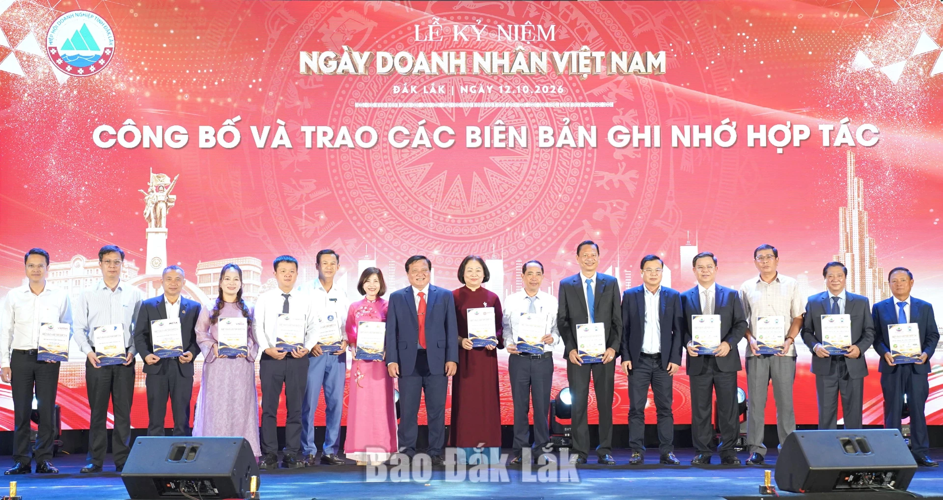 công bố và trao các biên bản ghi nhớ hợp tác
