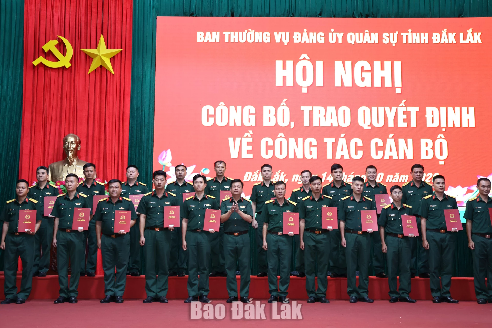 Đại tá Võ Văn Tuấn, Chính ủy Bộ Chỉ huy Quân sự tỉnh trao quyết định và chúc mừng các cán bộ.