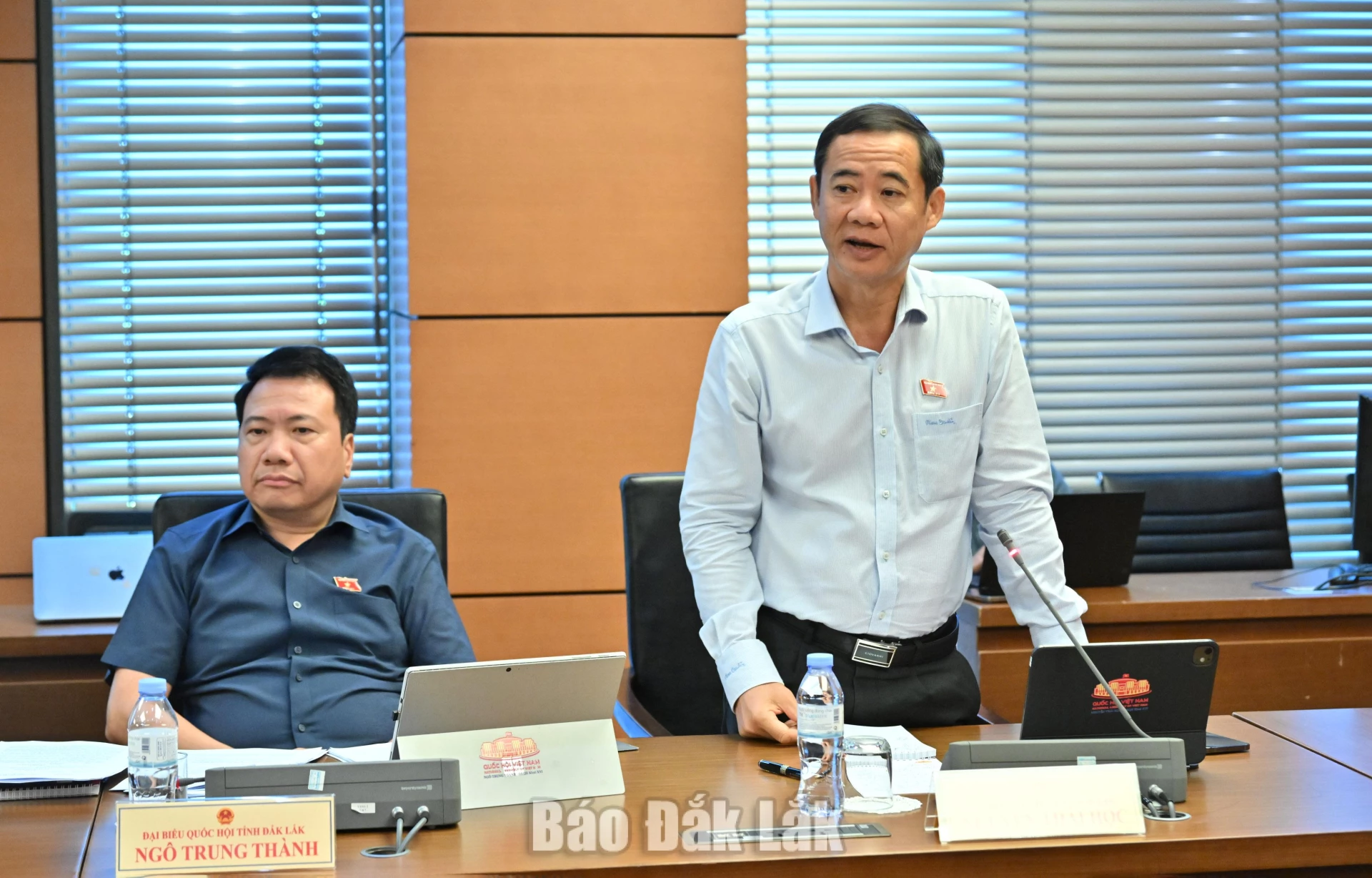 Đại biểu Nguyễn Thái Học, Phó Bí thư Đảng ủy MTTQ, các đoàn thể Trung ương tham gia thảo luận. Ảnh: Đoàn ĐBQH tỉnh cung cấp