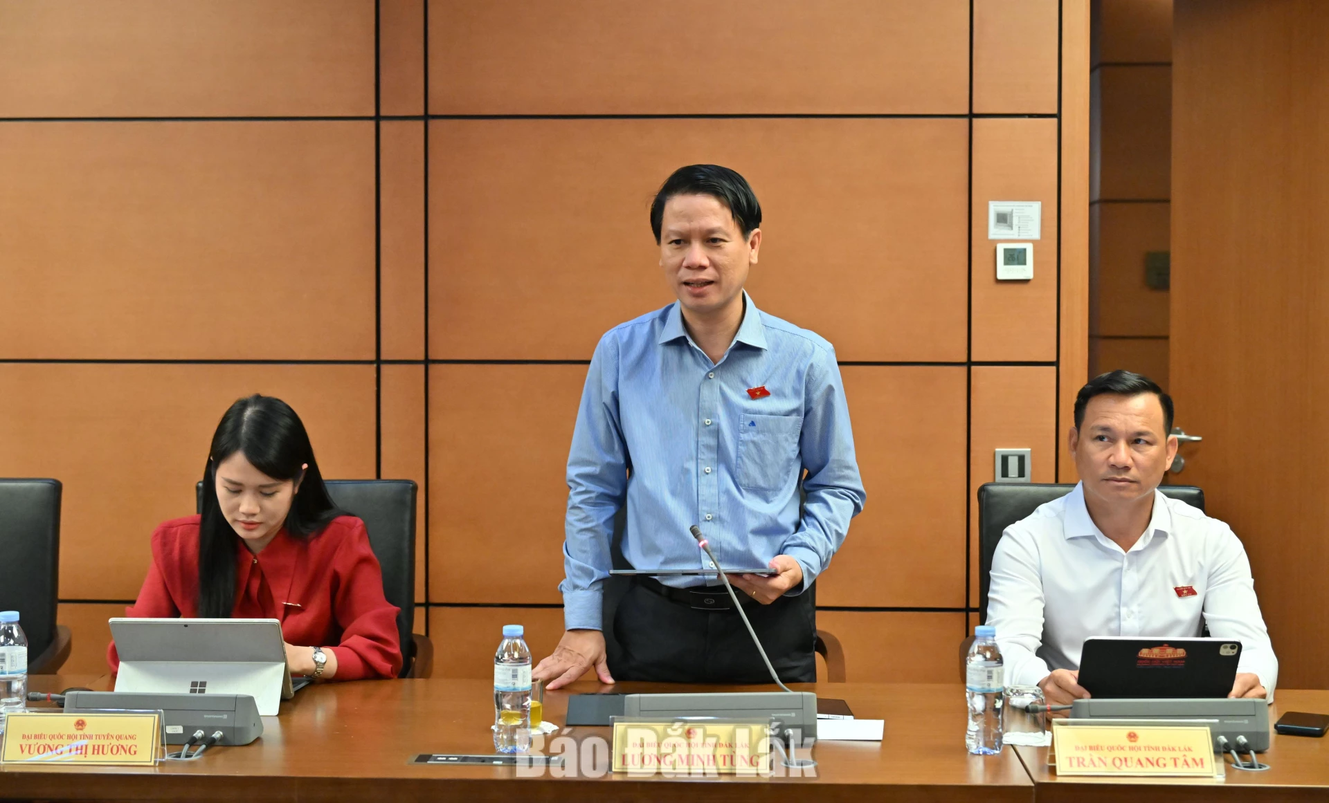 Đại biểu Lương Minh Tùng, Phó Chủ tịch Ủy ban MTTQ Việt Nam tỉnh, Bí thư Tỉnh Đoàn đóng góp ý kiến thảo luận. Ảnh: Đoàn ĐBQH tỉnh cung cấp
