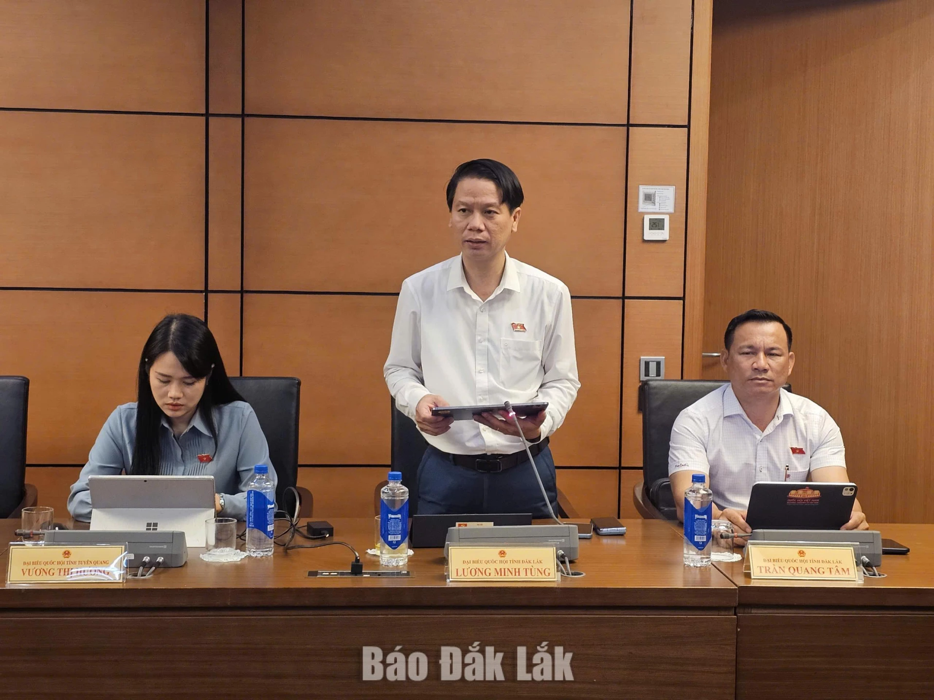 Đại biểu Lương Minh Tùng, Phó Chủ tịch Ủy ban MTTQ Việt Nam tỉnh, Bí thư Tỉnh Đoàn đóng góp ý kiến thảo luận. Ảnh: Đoàn ĐBQH tỉnh cung cấp