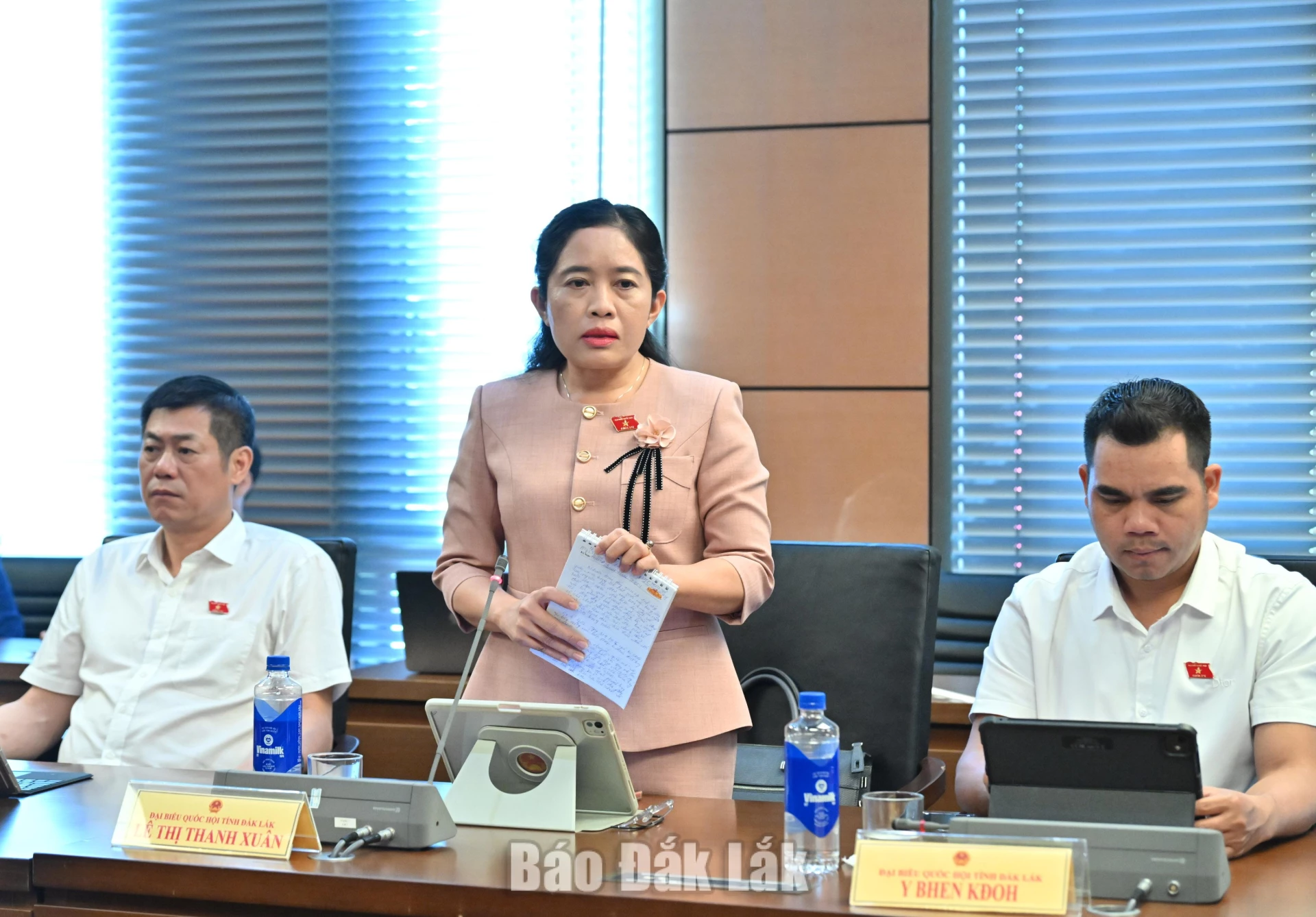 Đại biểu Lê Thị Thanh Xuân, Giám đốc Sở GD-ĐT thảo luận tại phiên làm việc. Ảnh: Đoàn ĐBQH tỉnh cung cấp