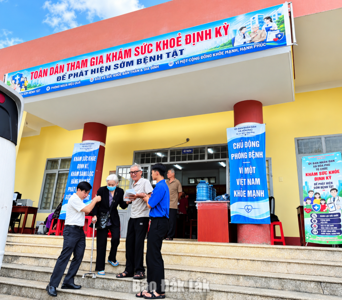 Xã Hòa Phú: Đi từng ngõ, gõ từng nhà, hỗ trợ người dân tham gia khám sức khỏe